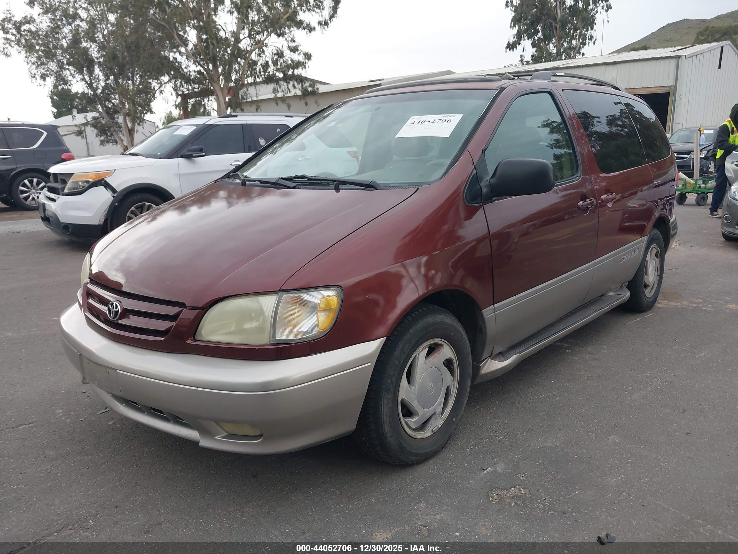 TOYOTA SIENNA image 2