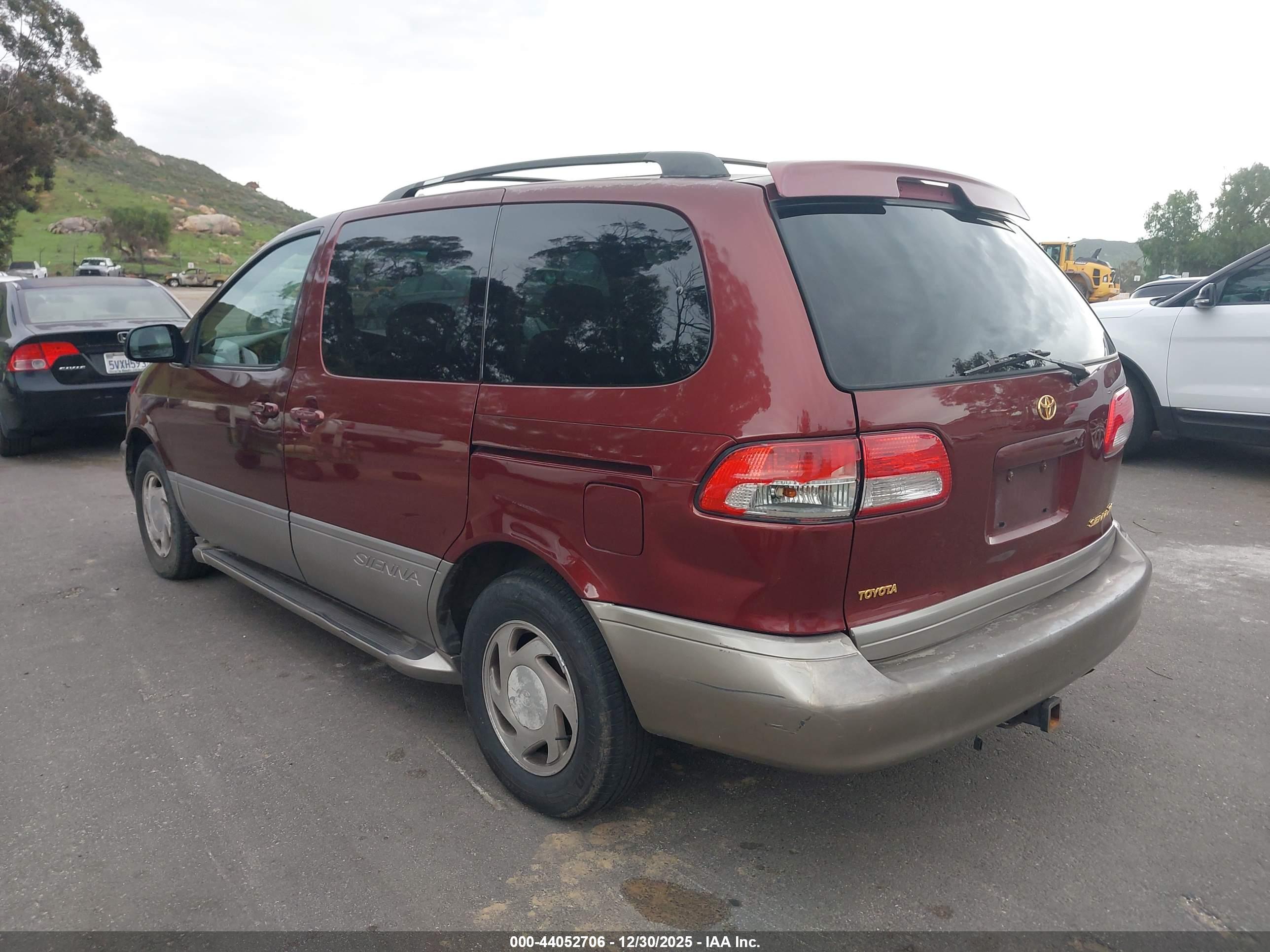 TOYOTA SIENNA image 3