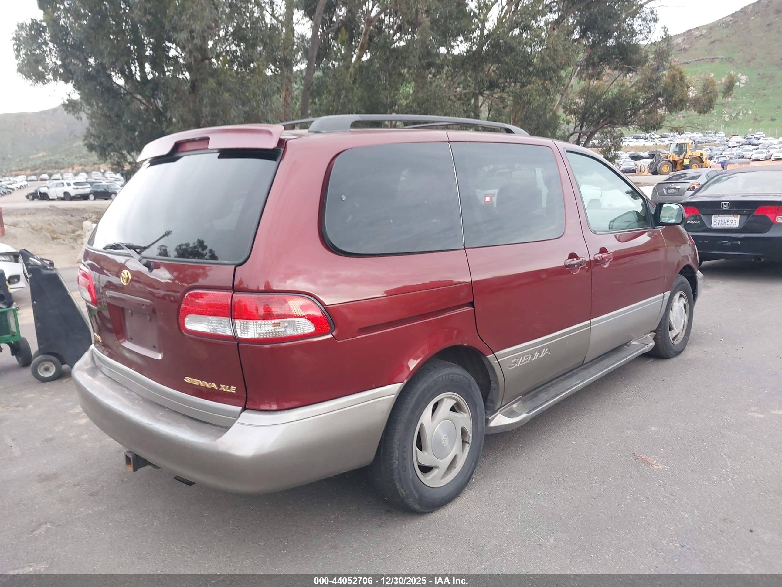 TOYOTA SIENNA image 4