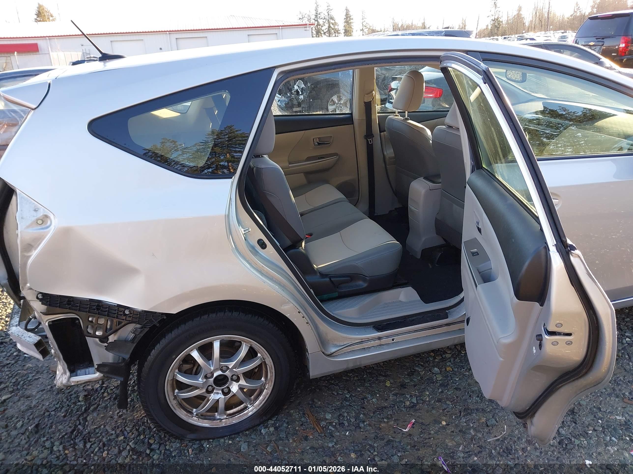 TOYOTA PRIUS image 8