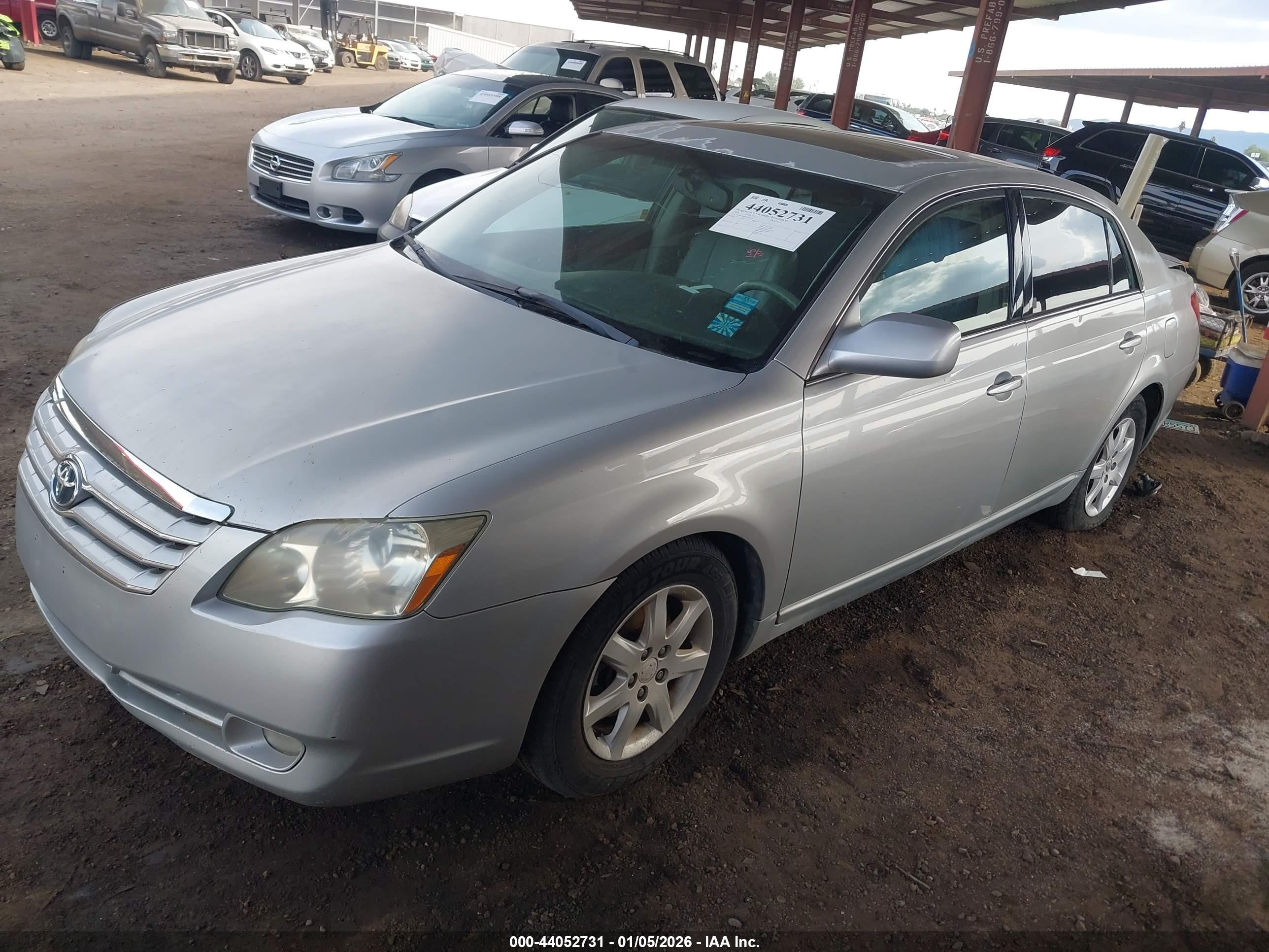 TOYOTA AVALON image 2