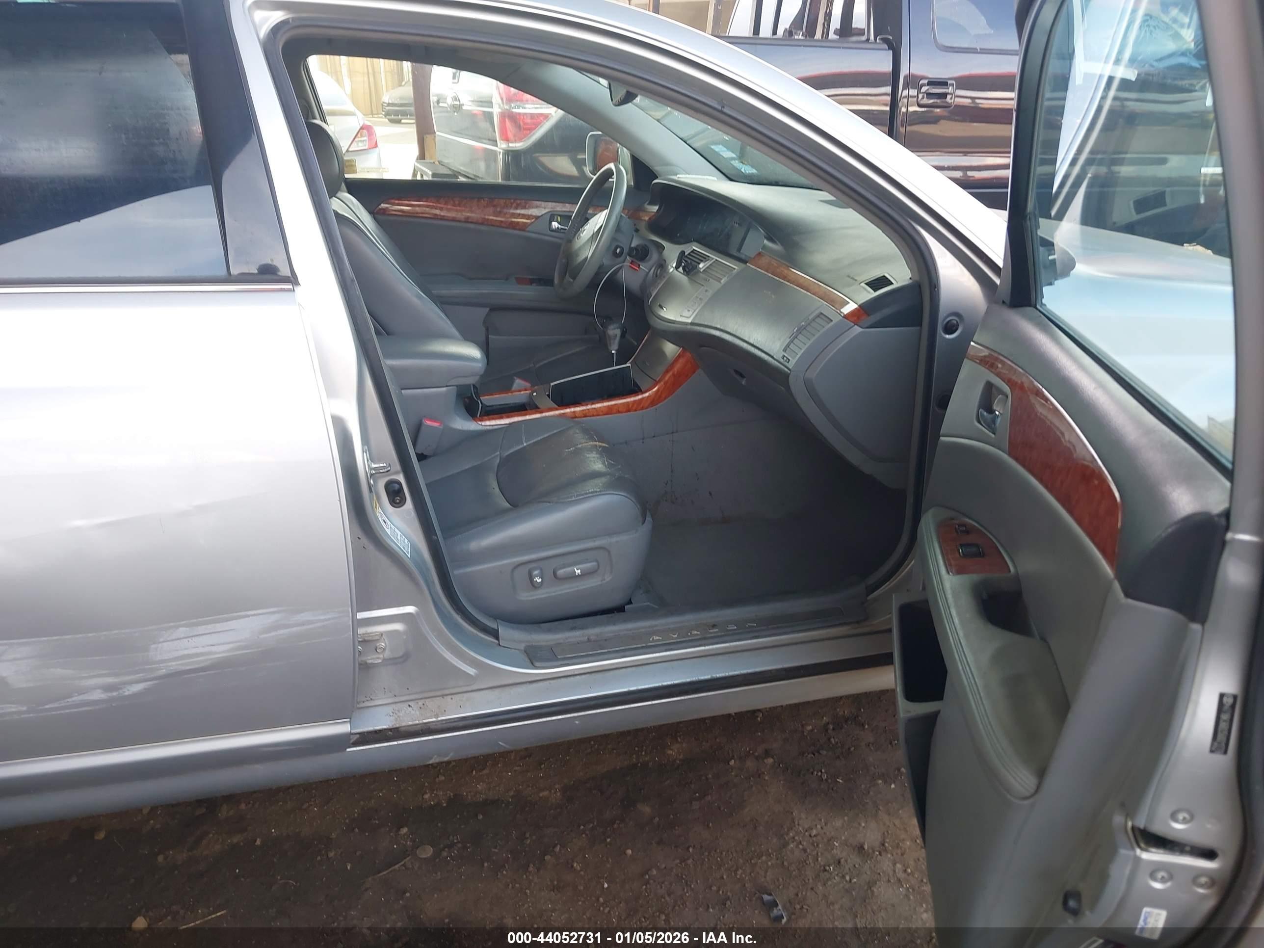 TOYOTA AVALON image 5