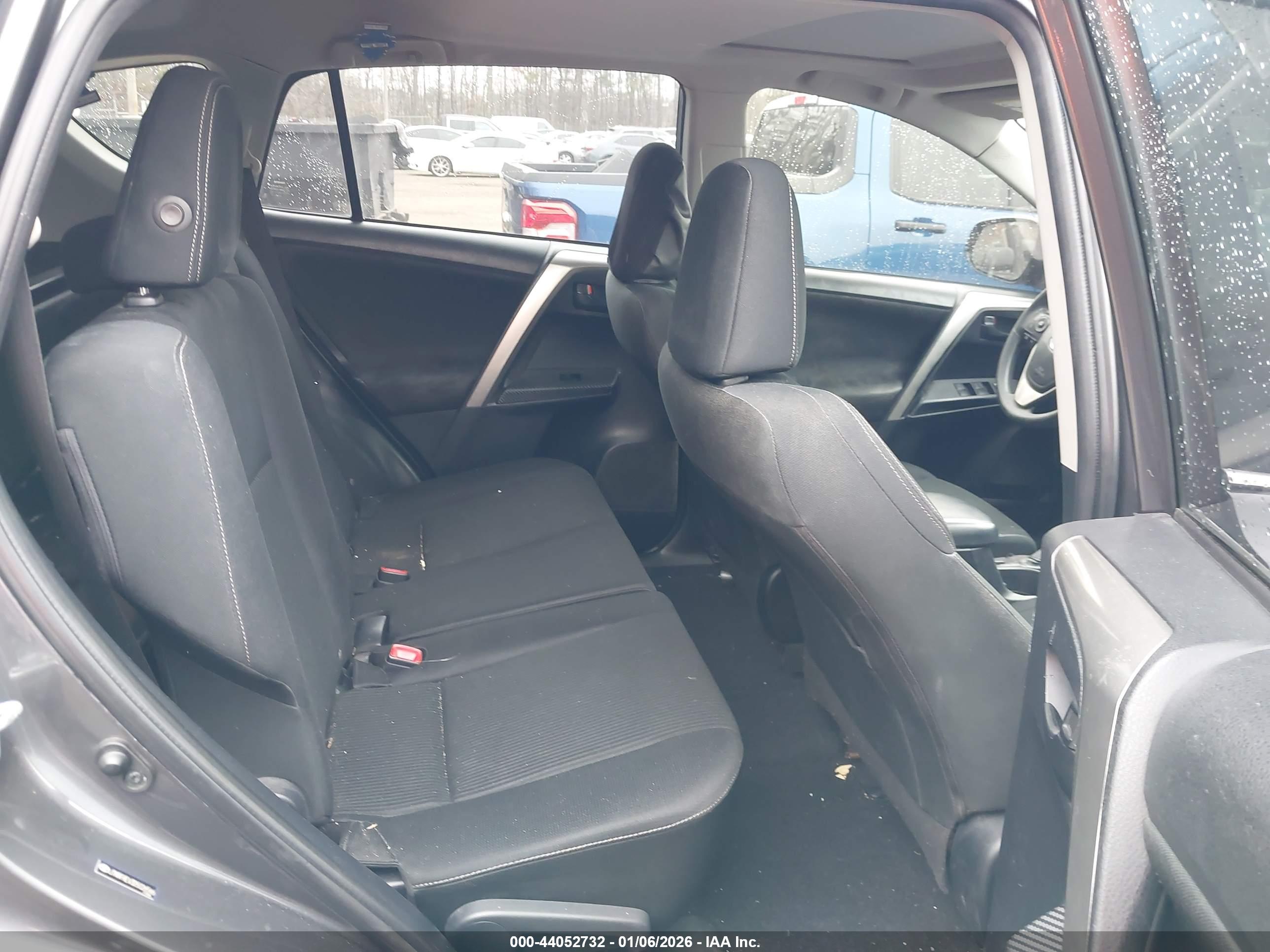 TOYOTA RAV4 image 8