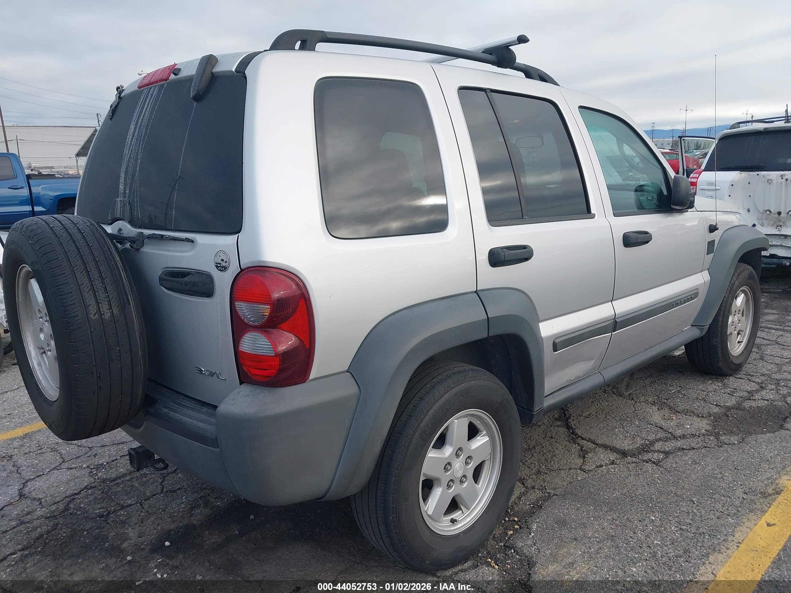 JEEP LIBERTY image 4