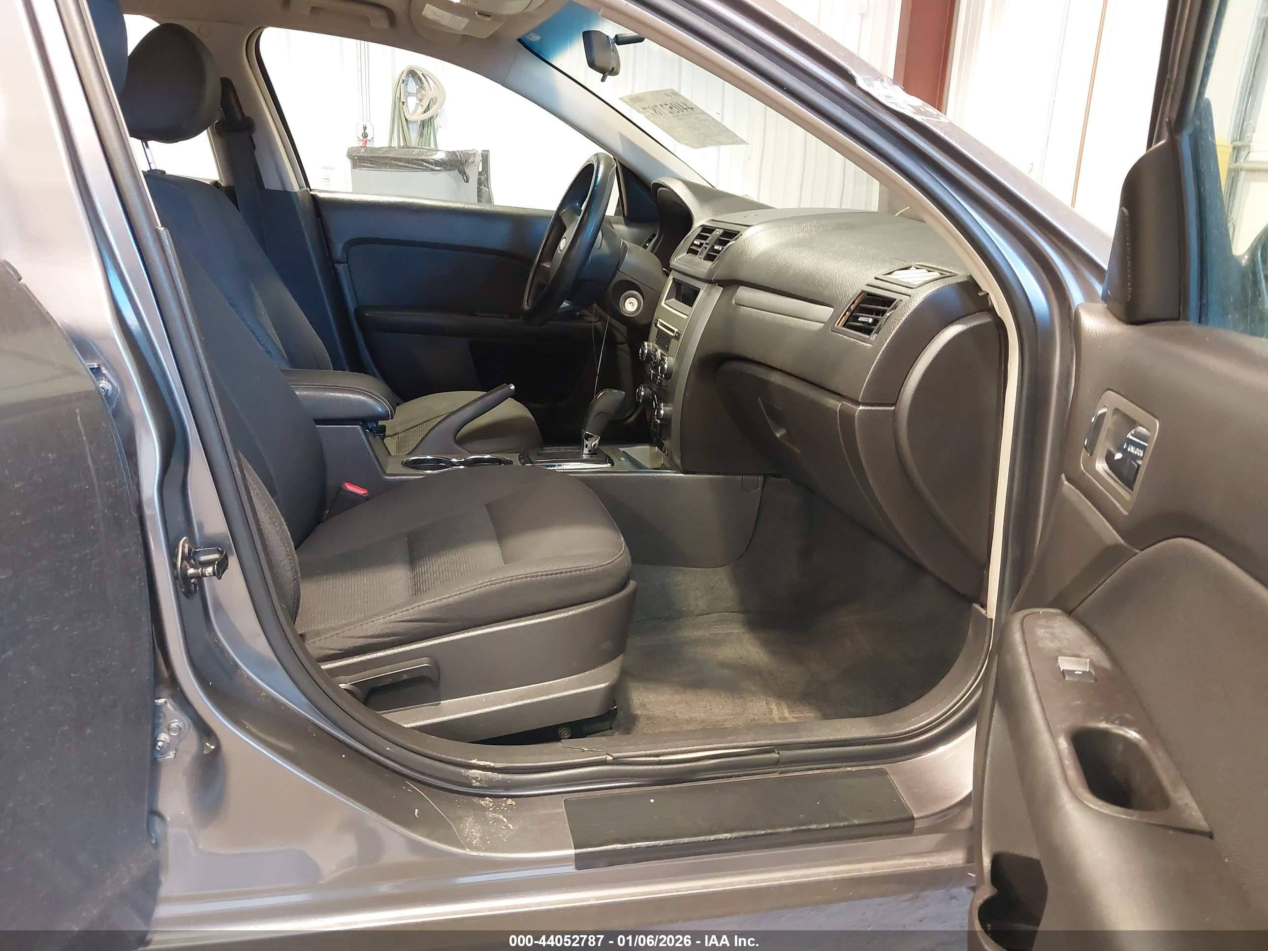 FORD FUSION image 5