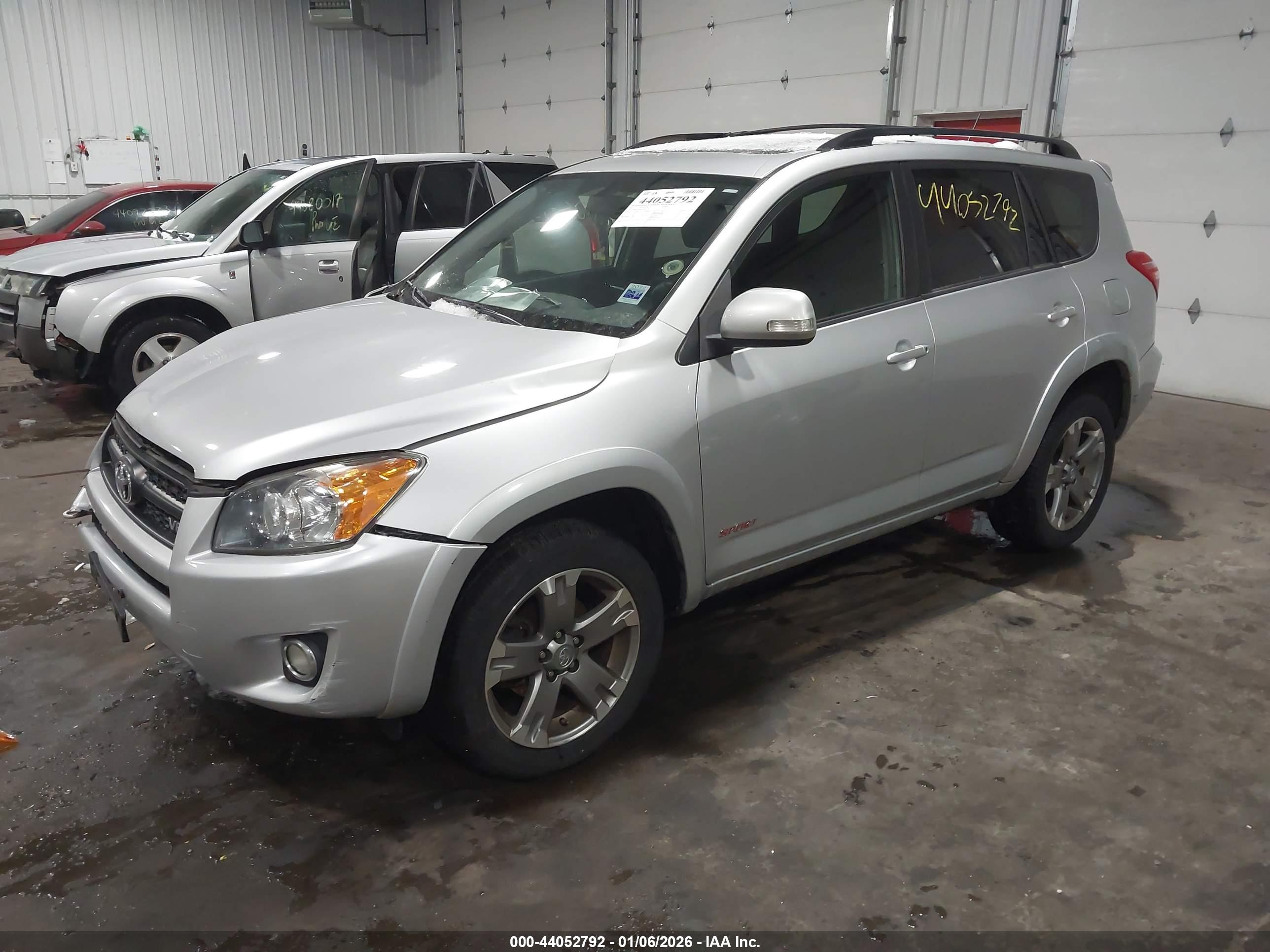 TOYOTA RAV4 image 2