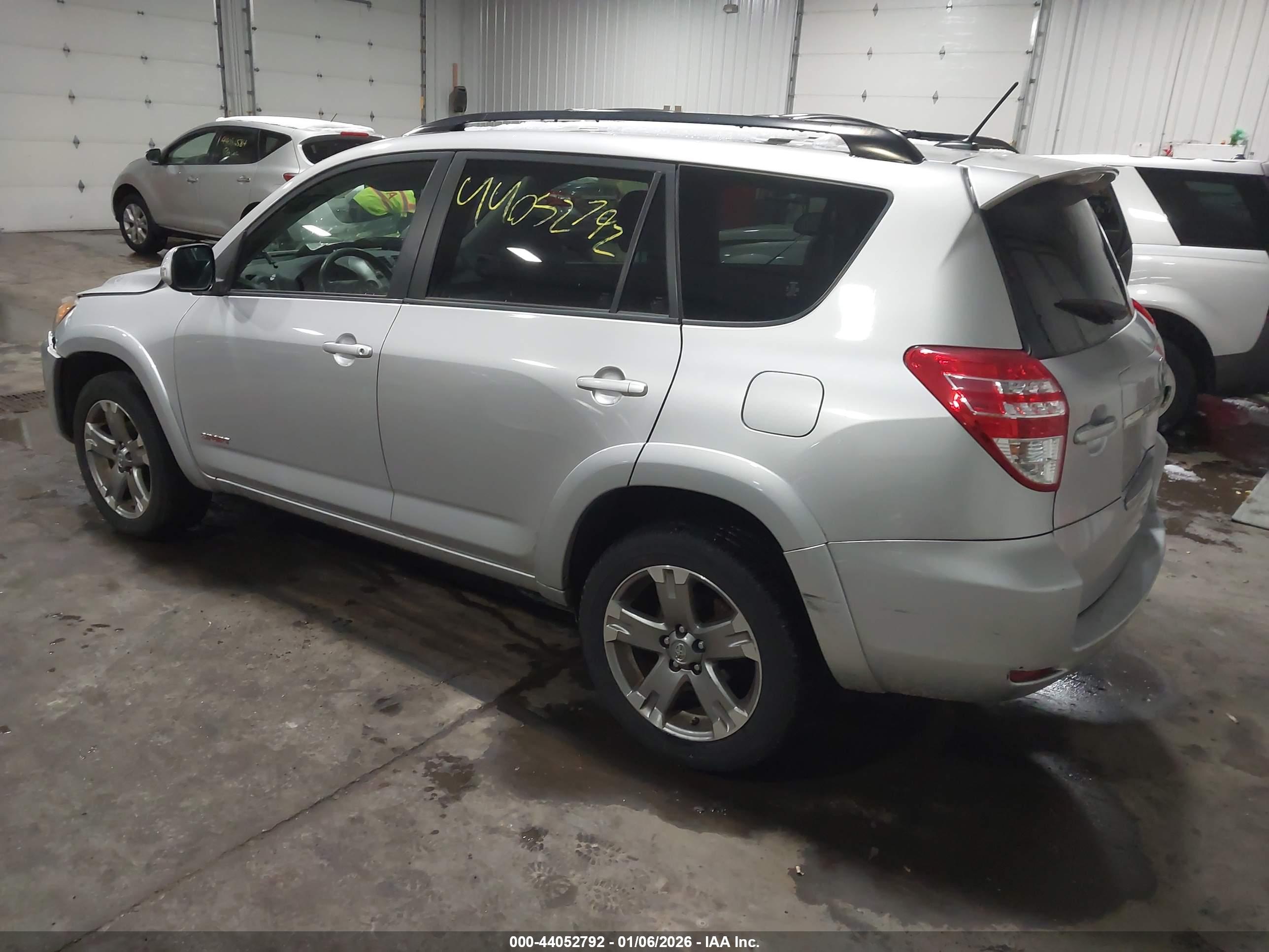 TOYOTA RAV4 image 3