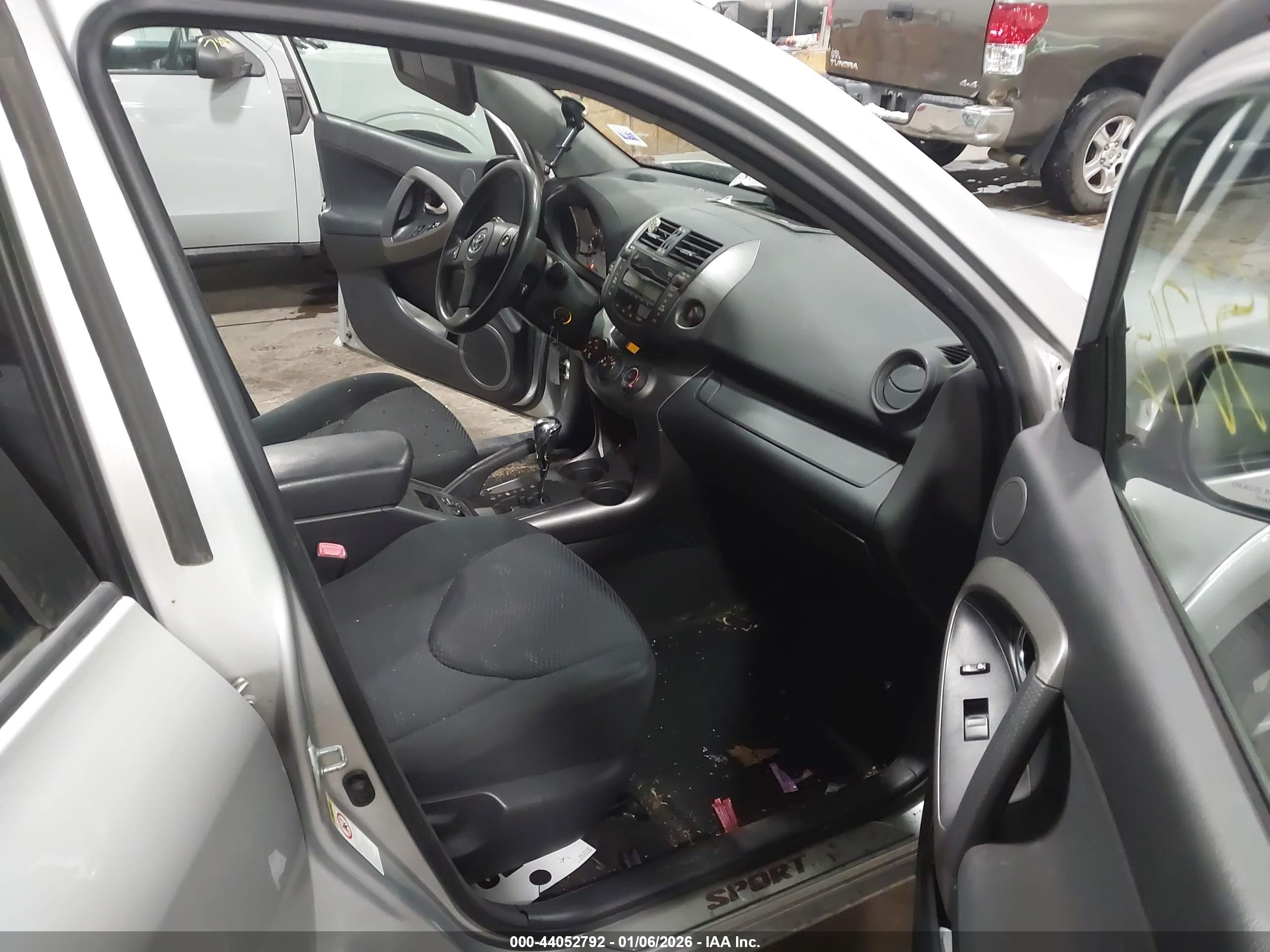 TOYOTA RAV4 image 5