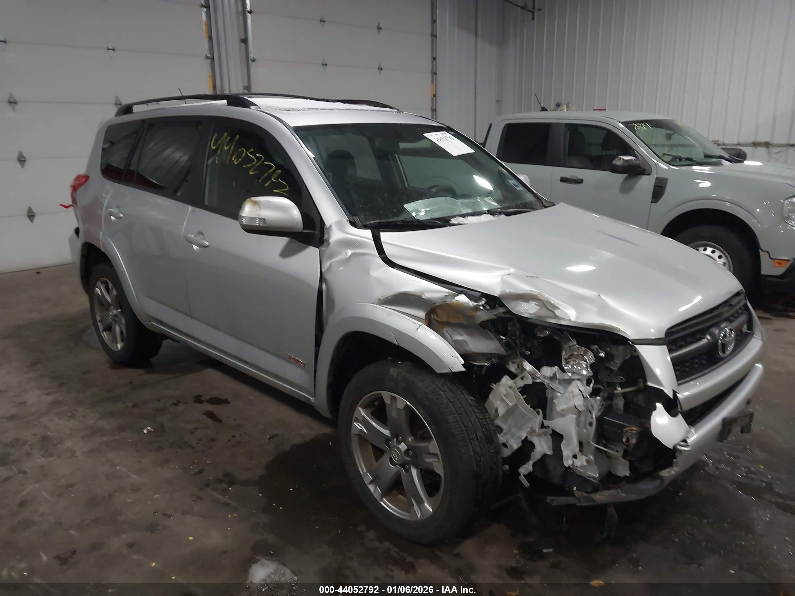 TOYOTA RAV4 image 6