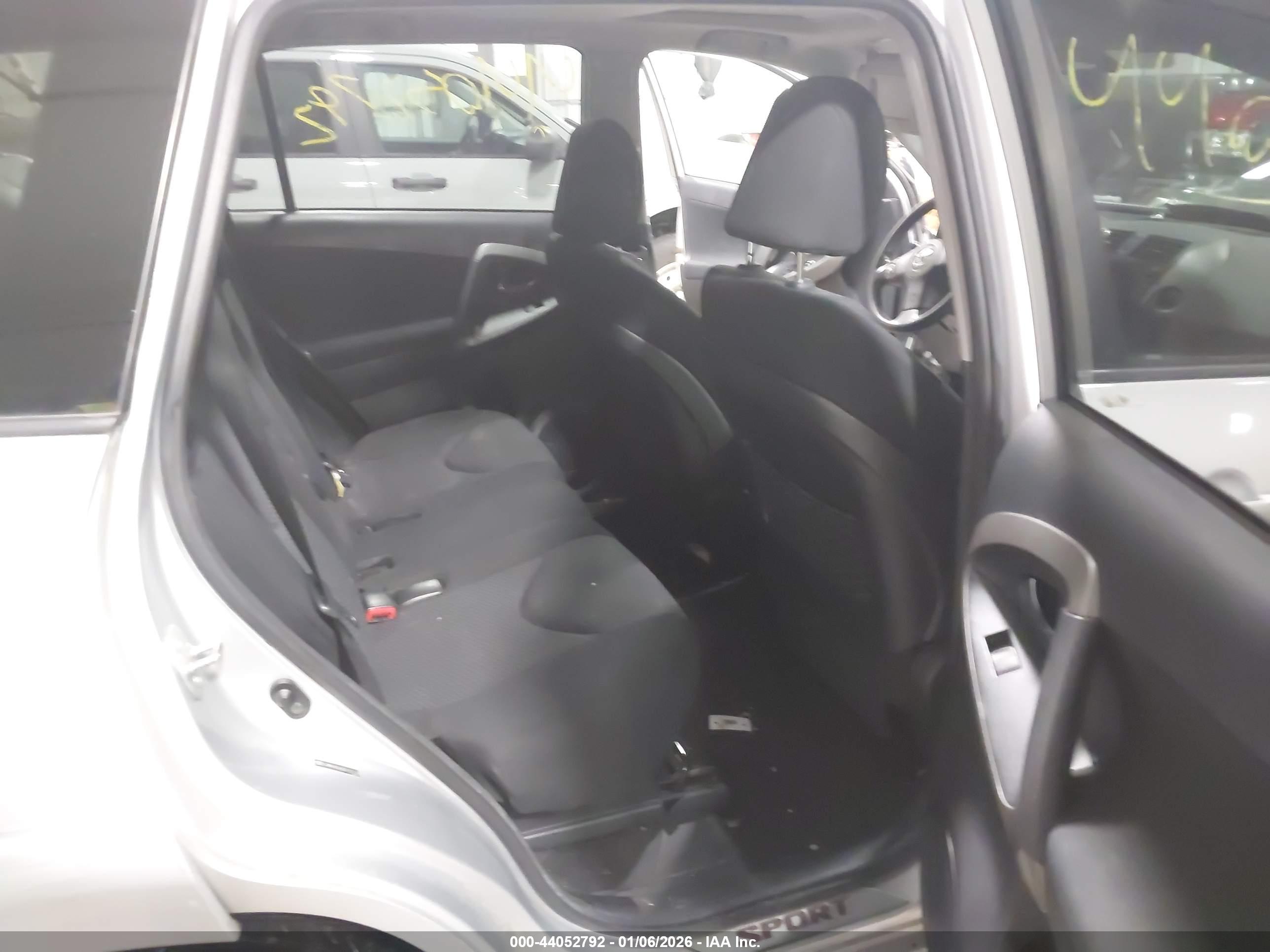 TOYOTA RAV4 image 8