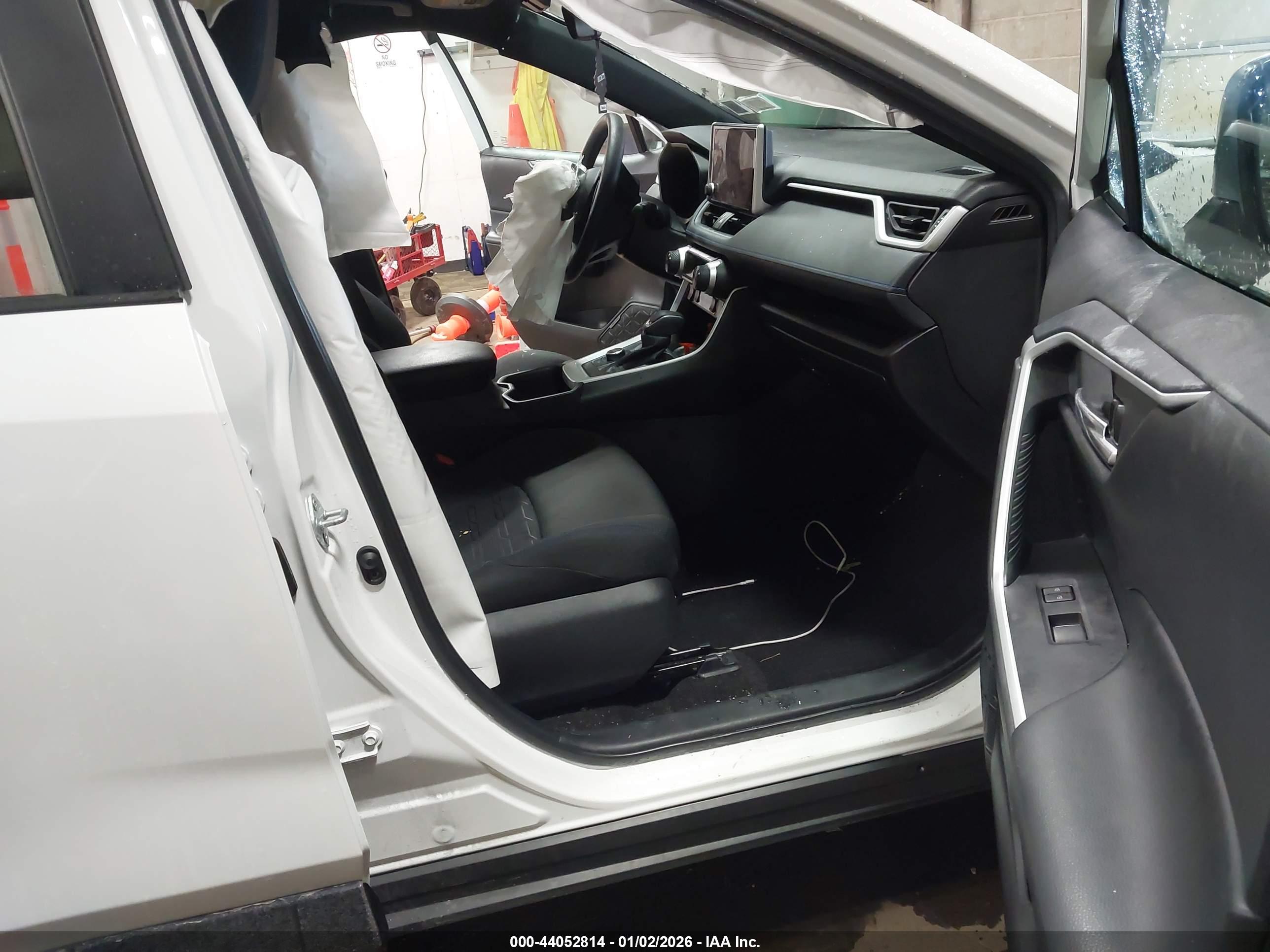 TOYOTA RAV4 image 5