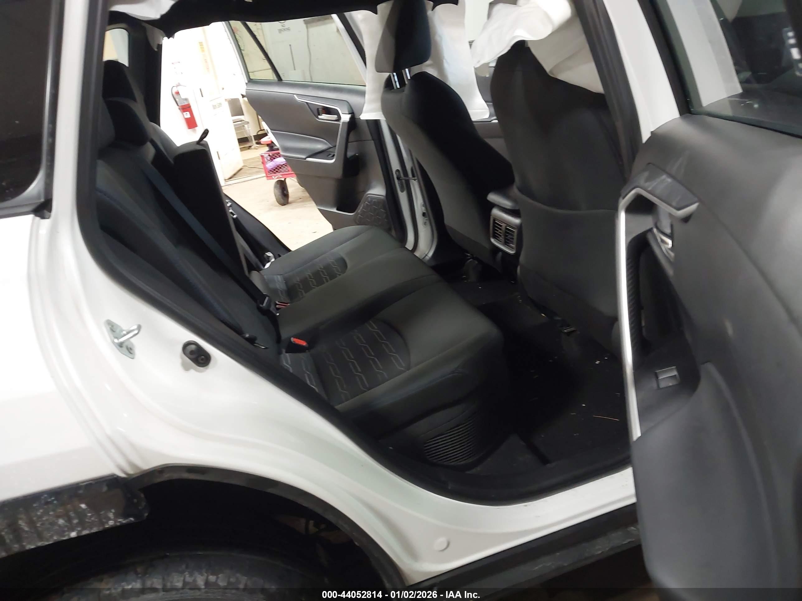 TOYOTA RAV4 image 8