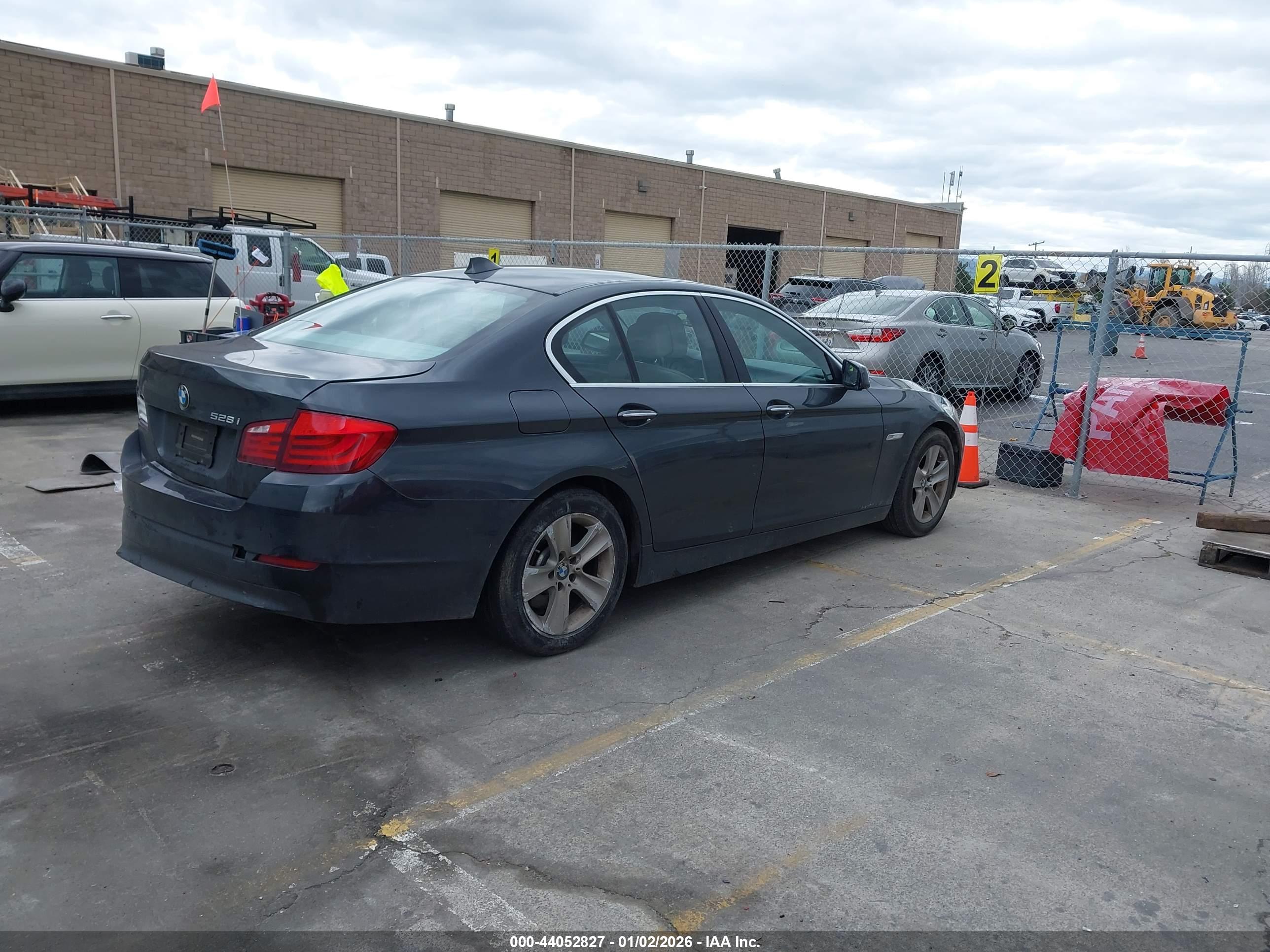 BMW 528I image 4