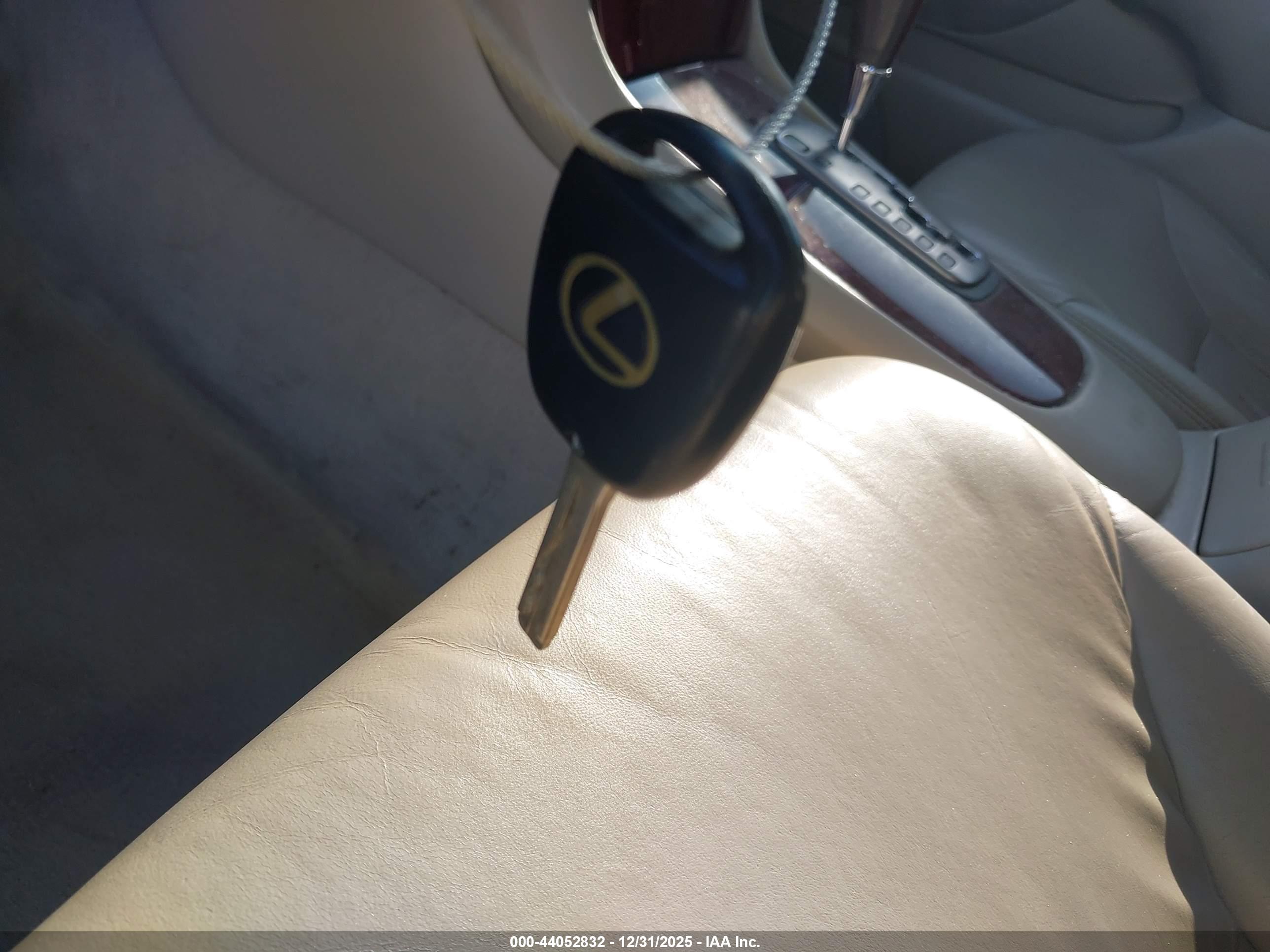 LEXUS ES image 11