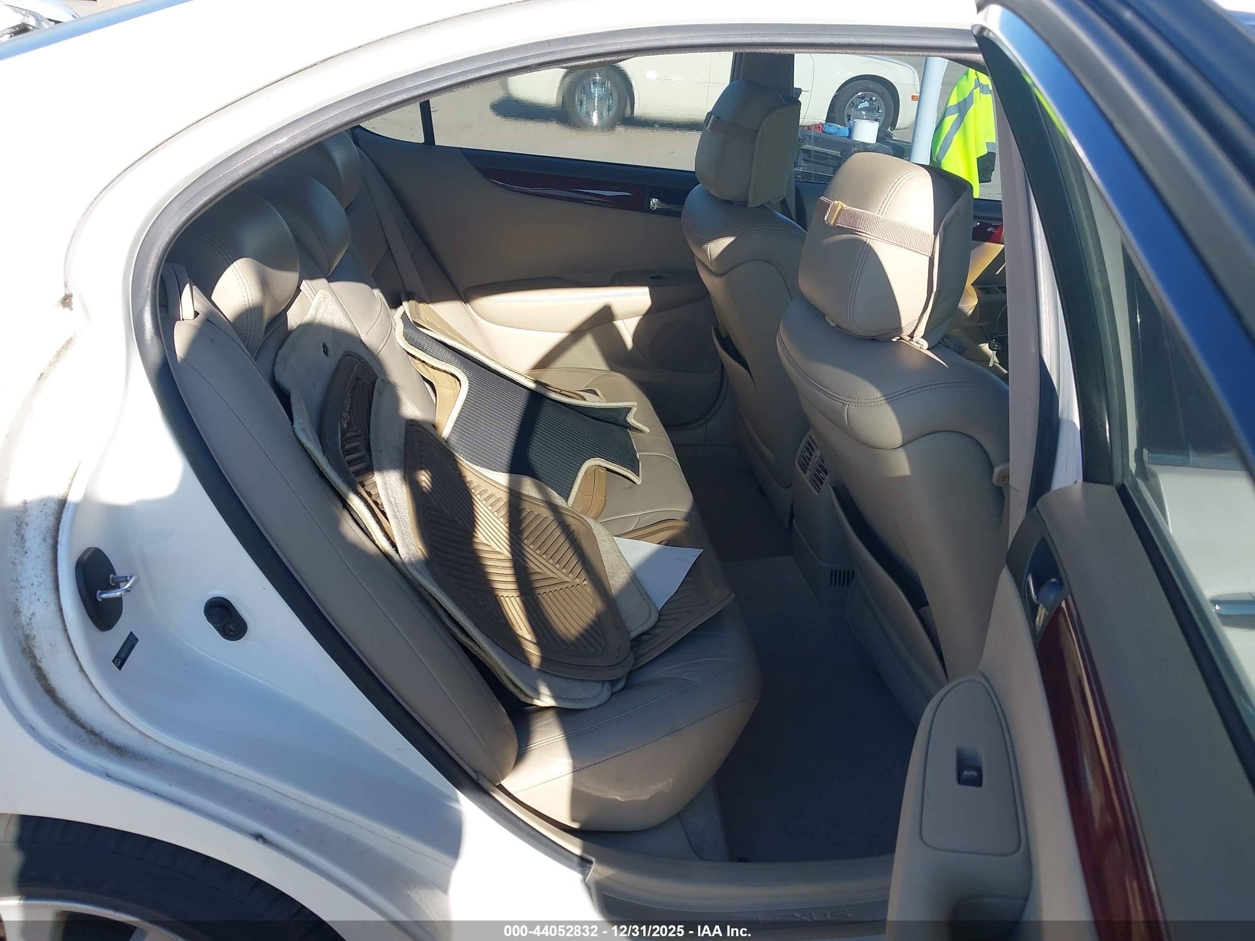 LEXUS ES image 8