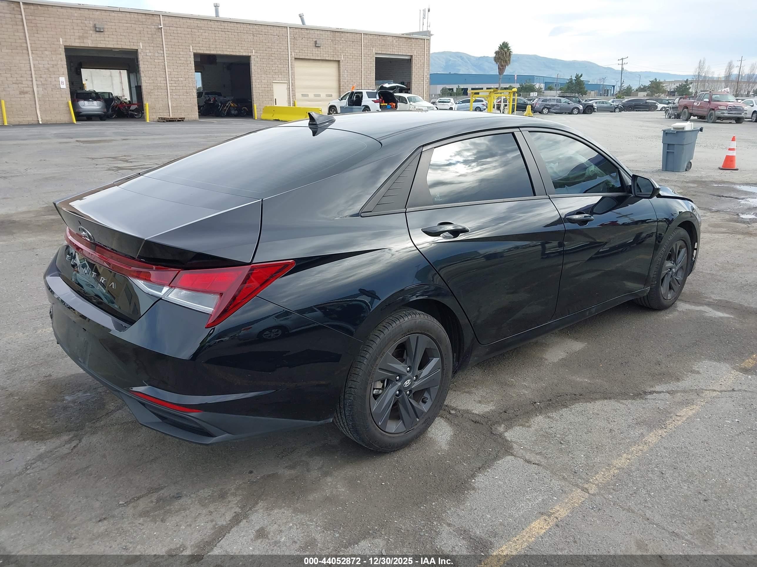 HYUNDAI ELANTRA image 4