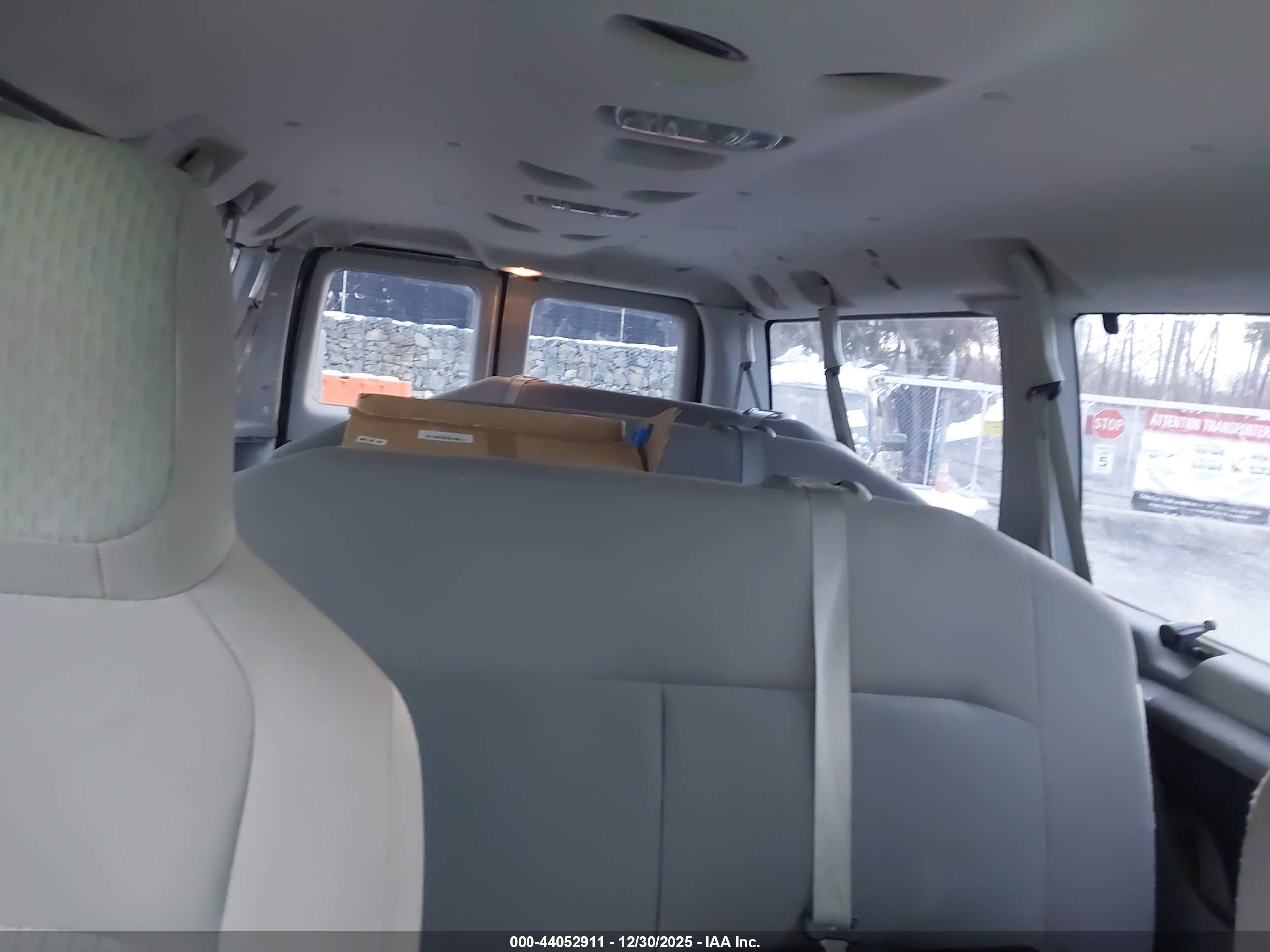 FORD E-350 image 8