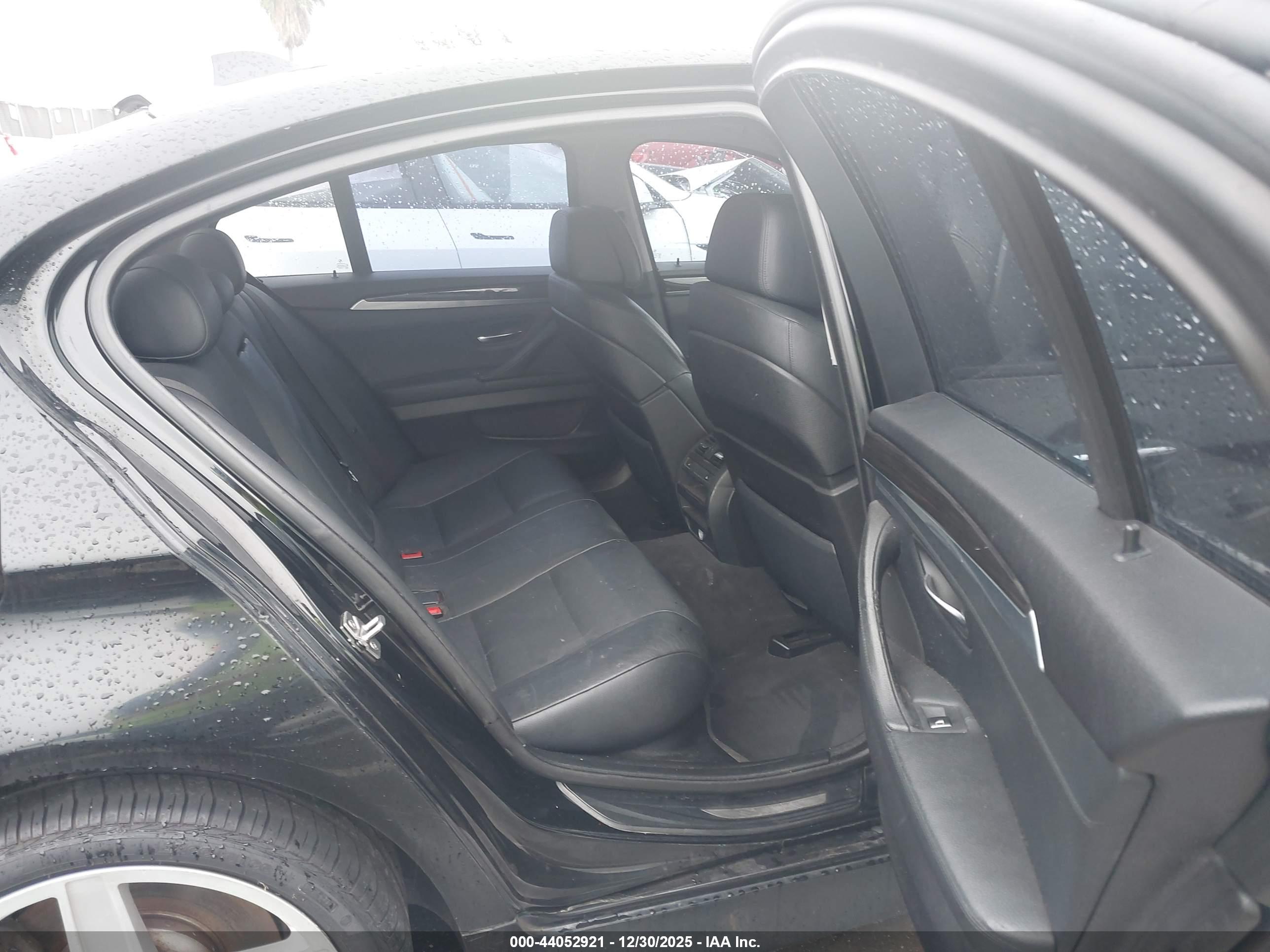 BMW 550I image 8