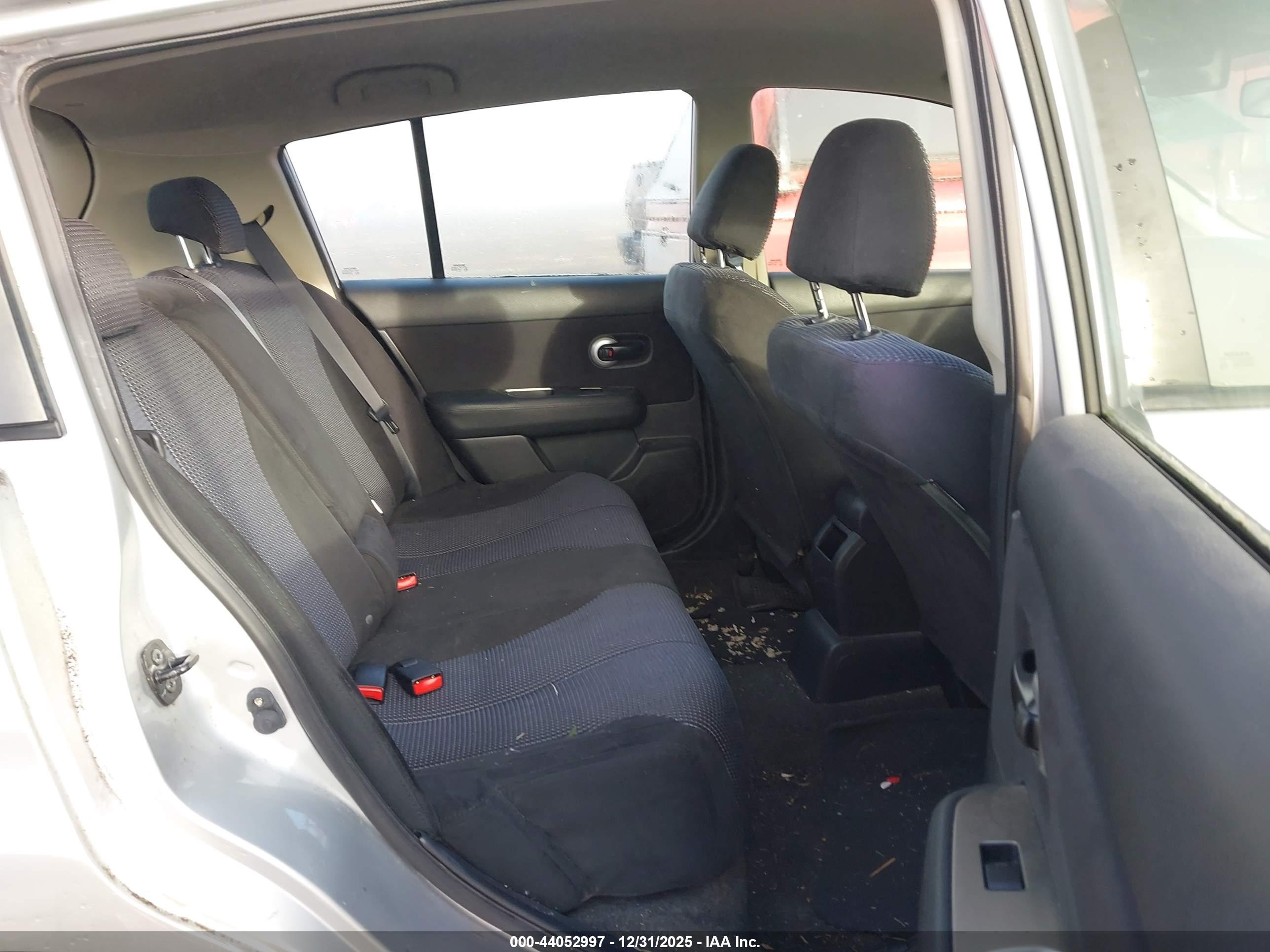 NISSAN VERSA image 8