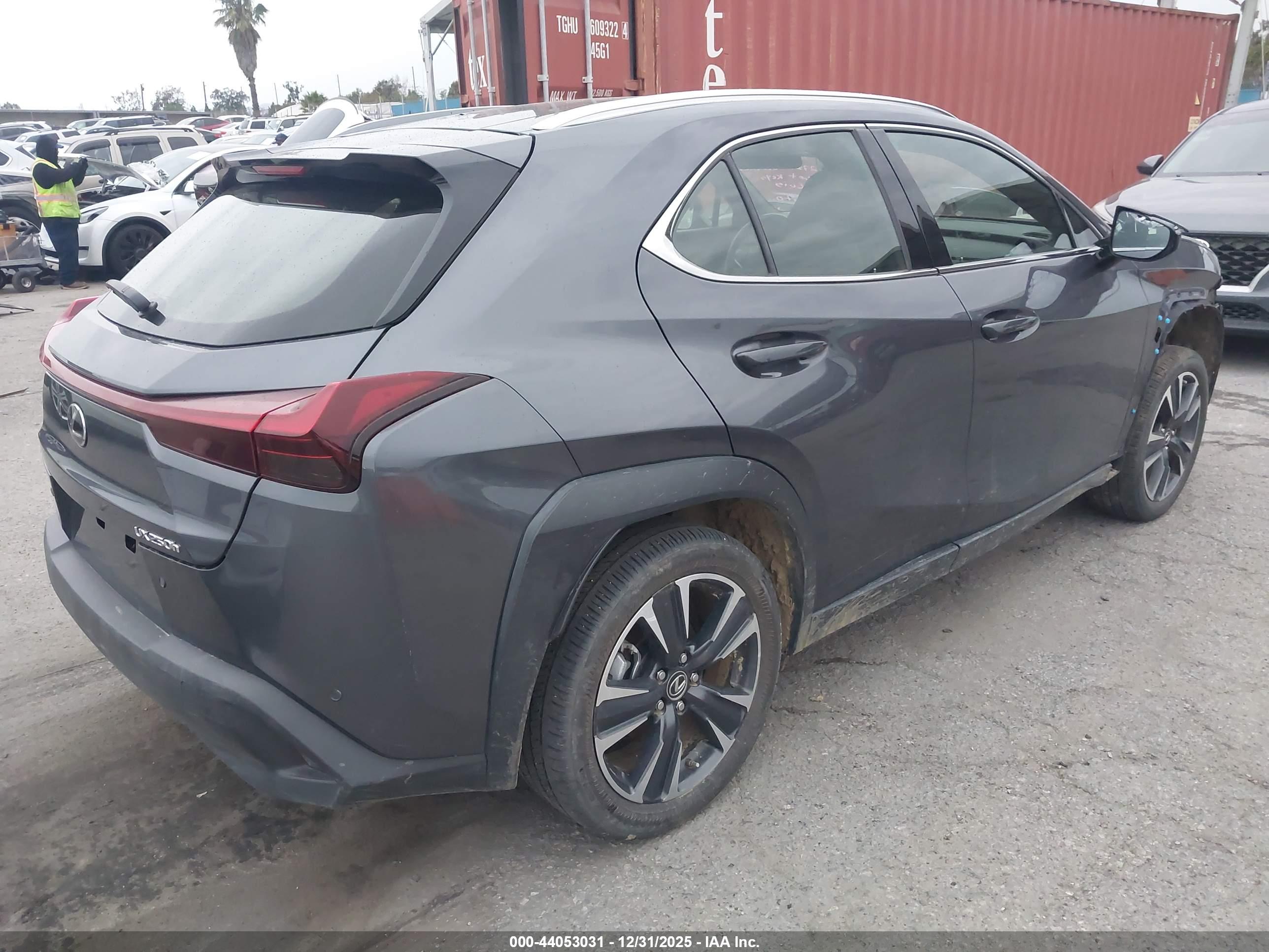 LEXUS UX image 4