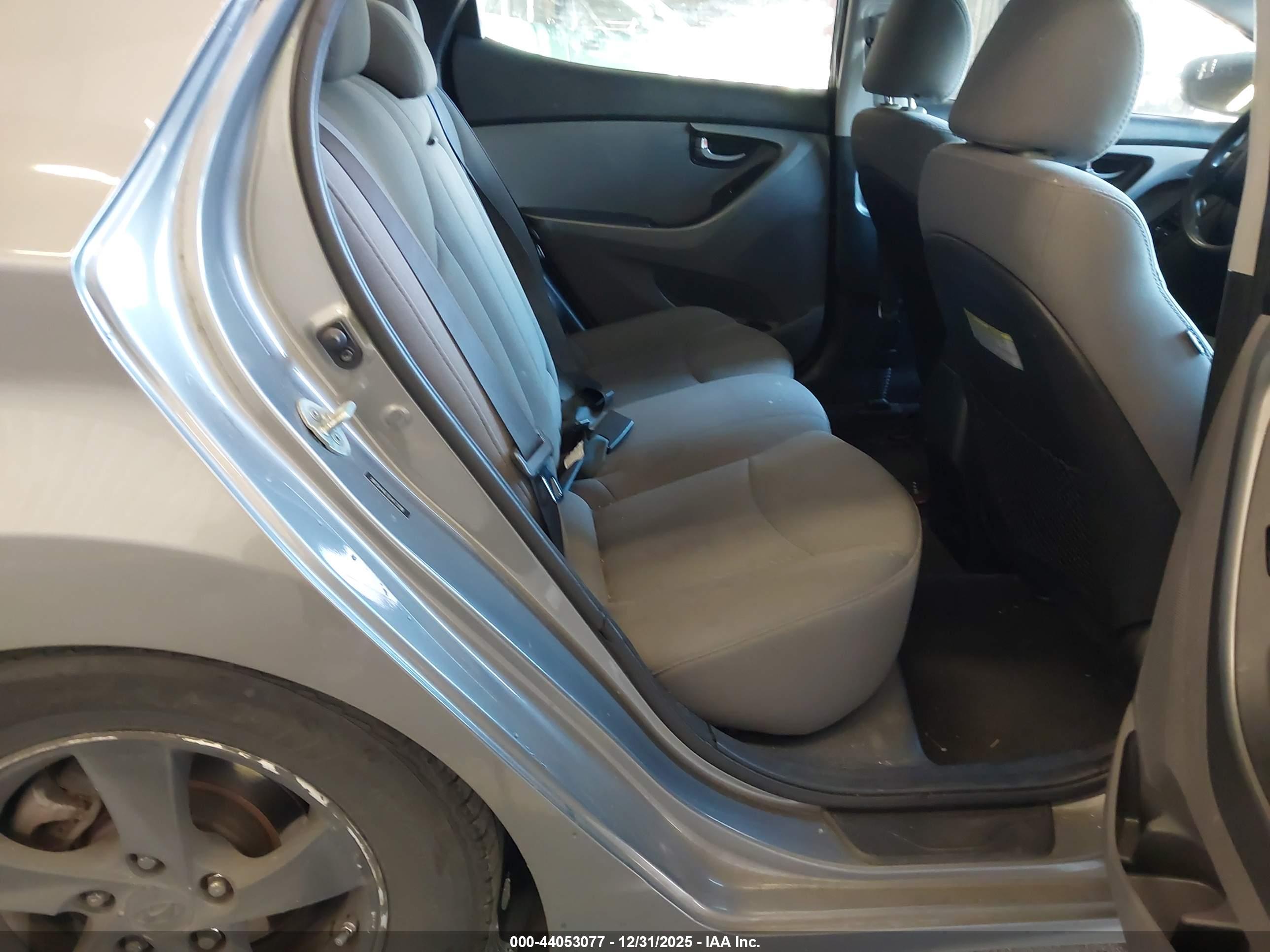 HYUNDAI ELANTRA image 8