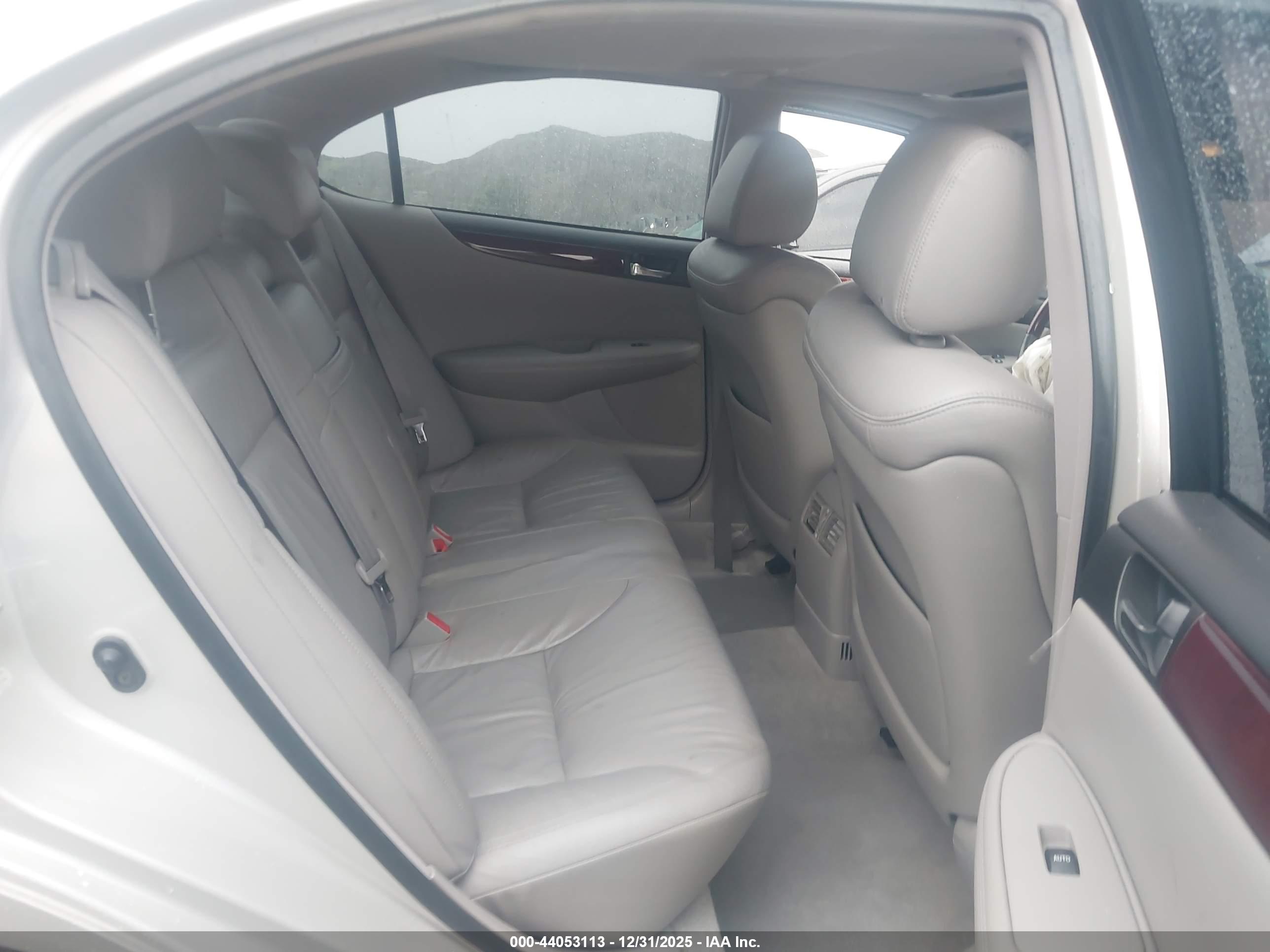 LEXUS ES image 8