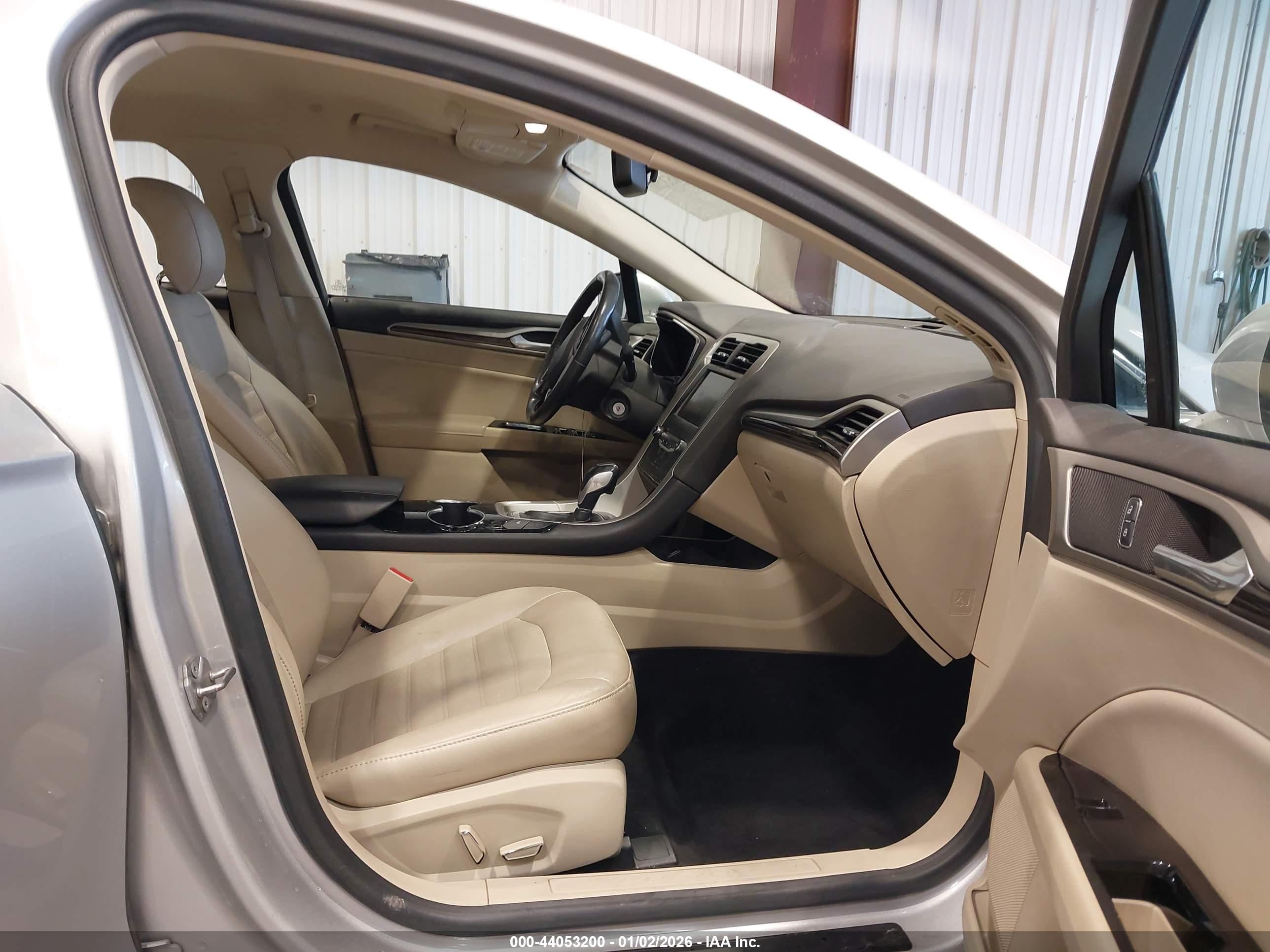 FORD FUSION image 5