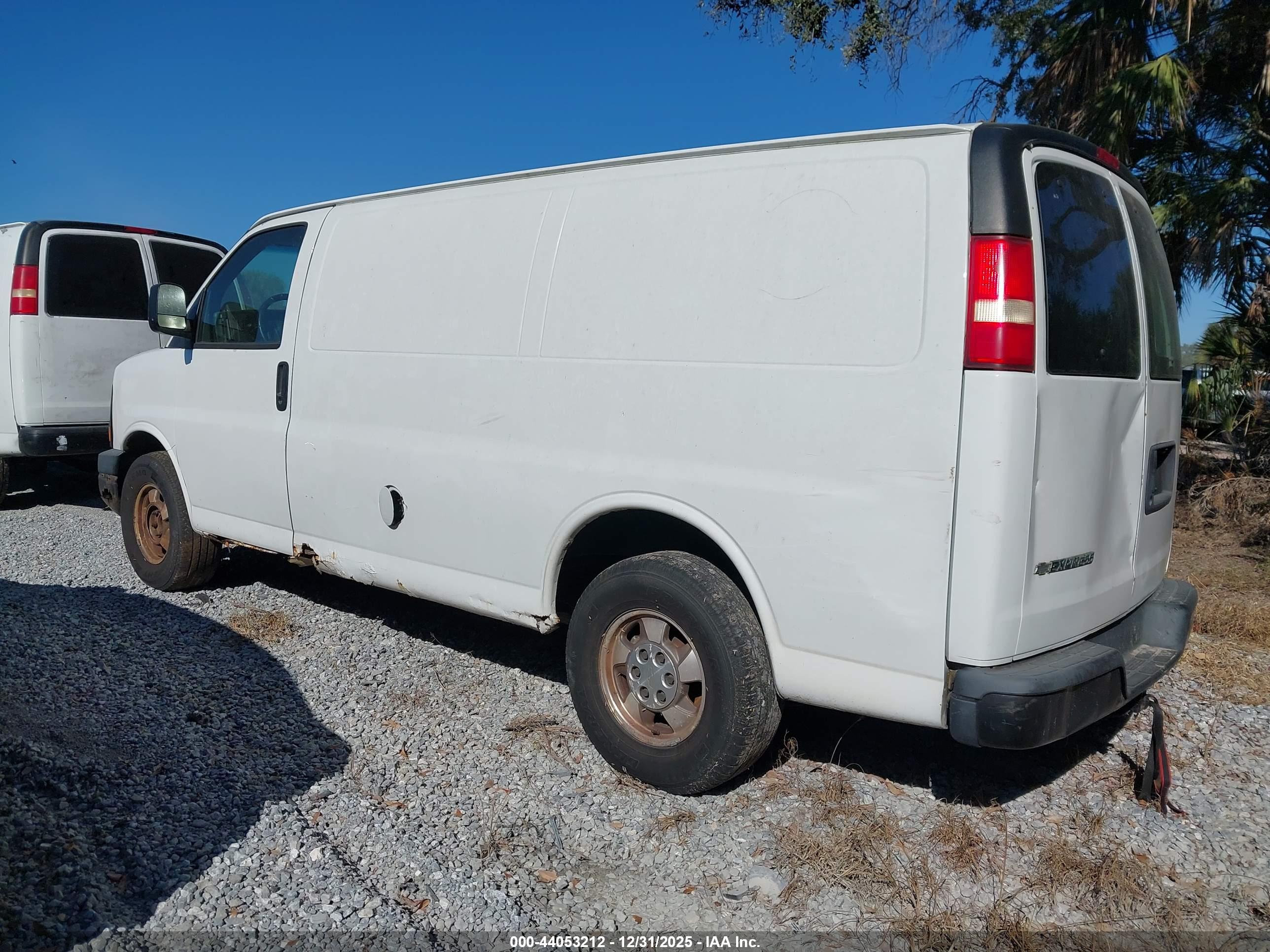 CHEVROLET EXPRESS image 3