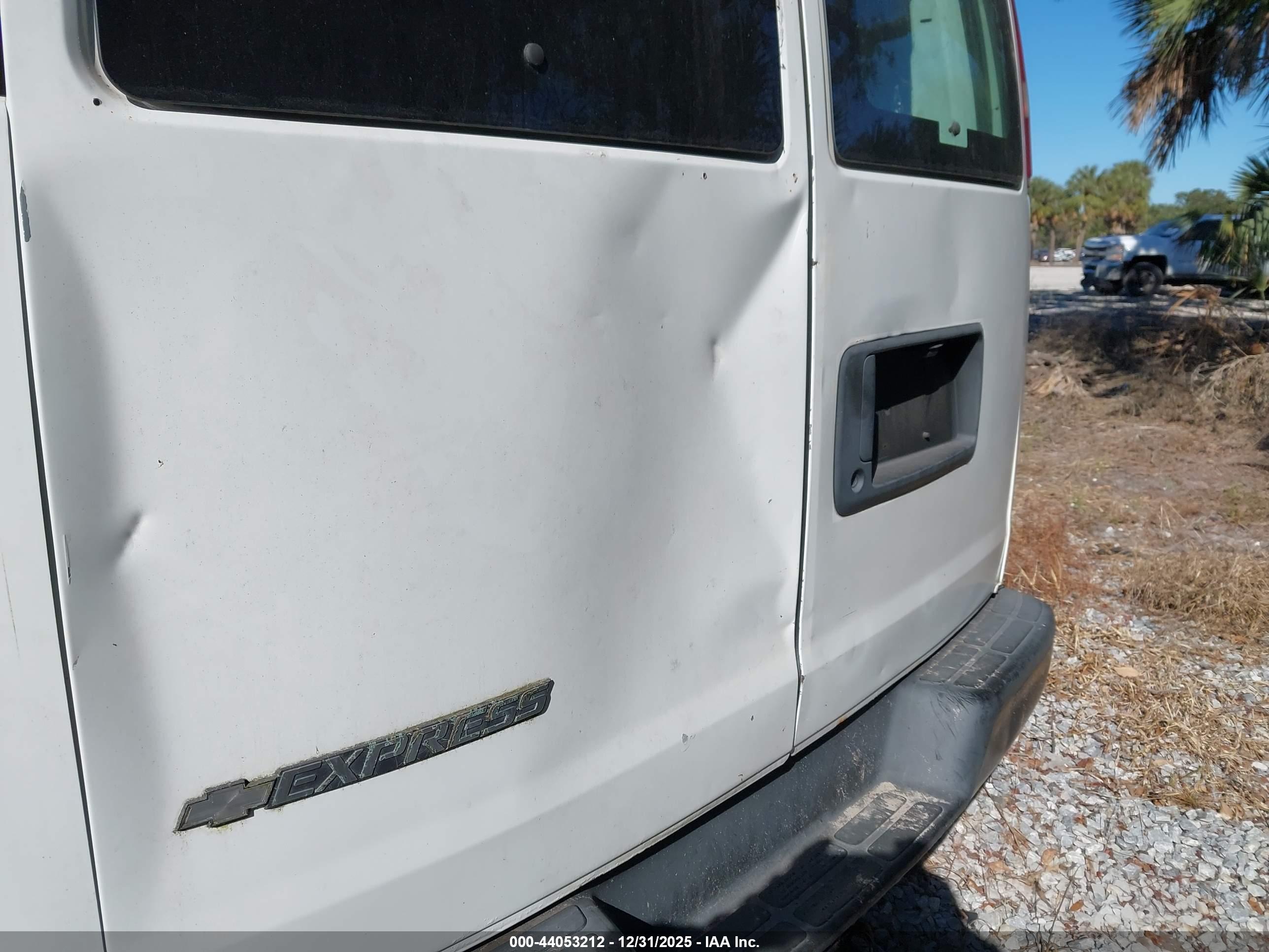 CHEVROLET EXPRESS image 6