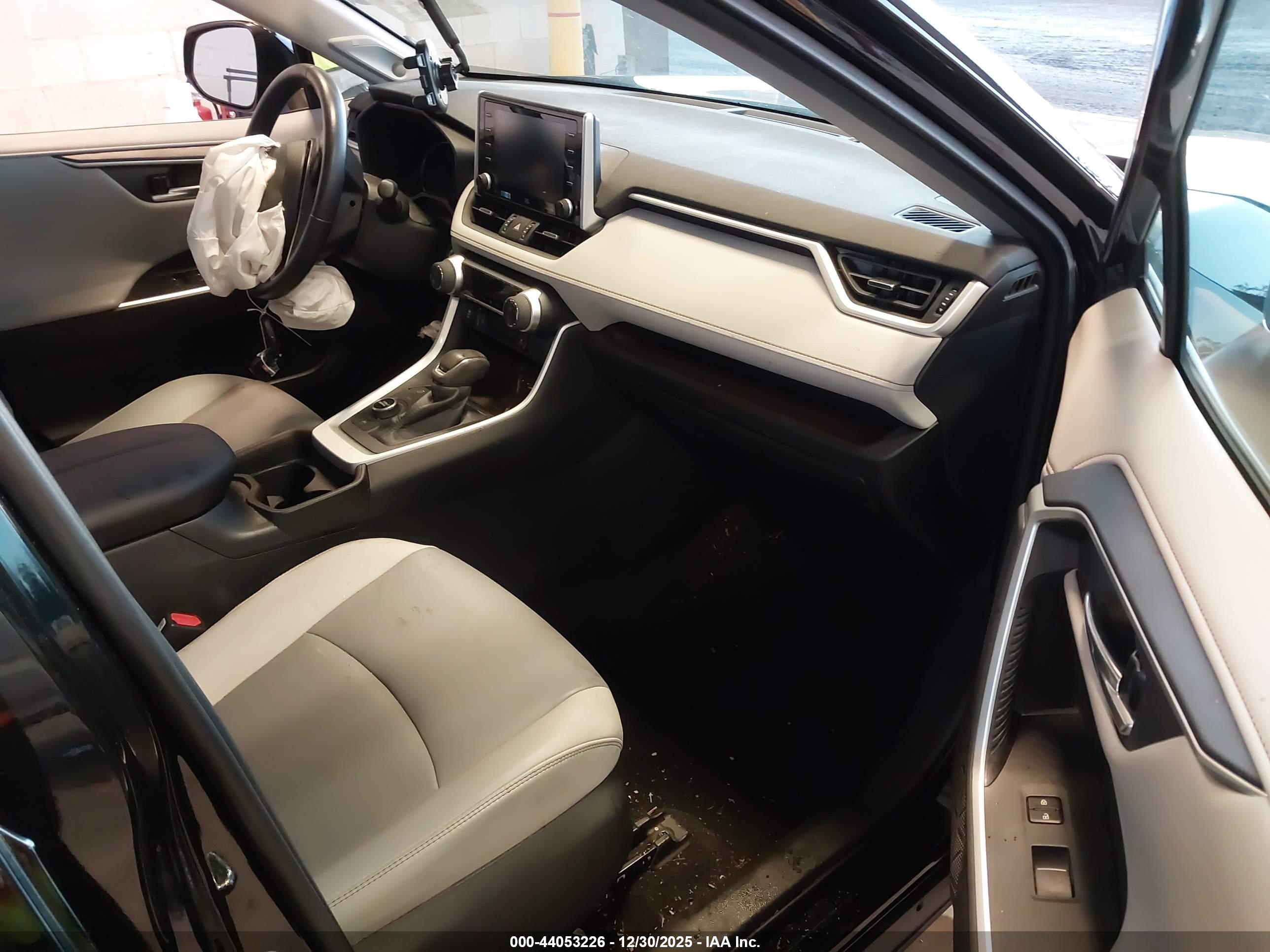 TOYOTA RAV4 image 5