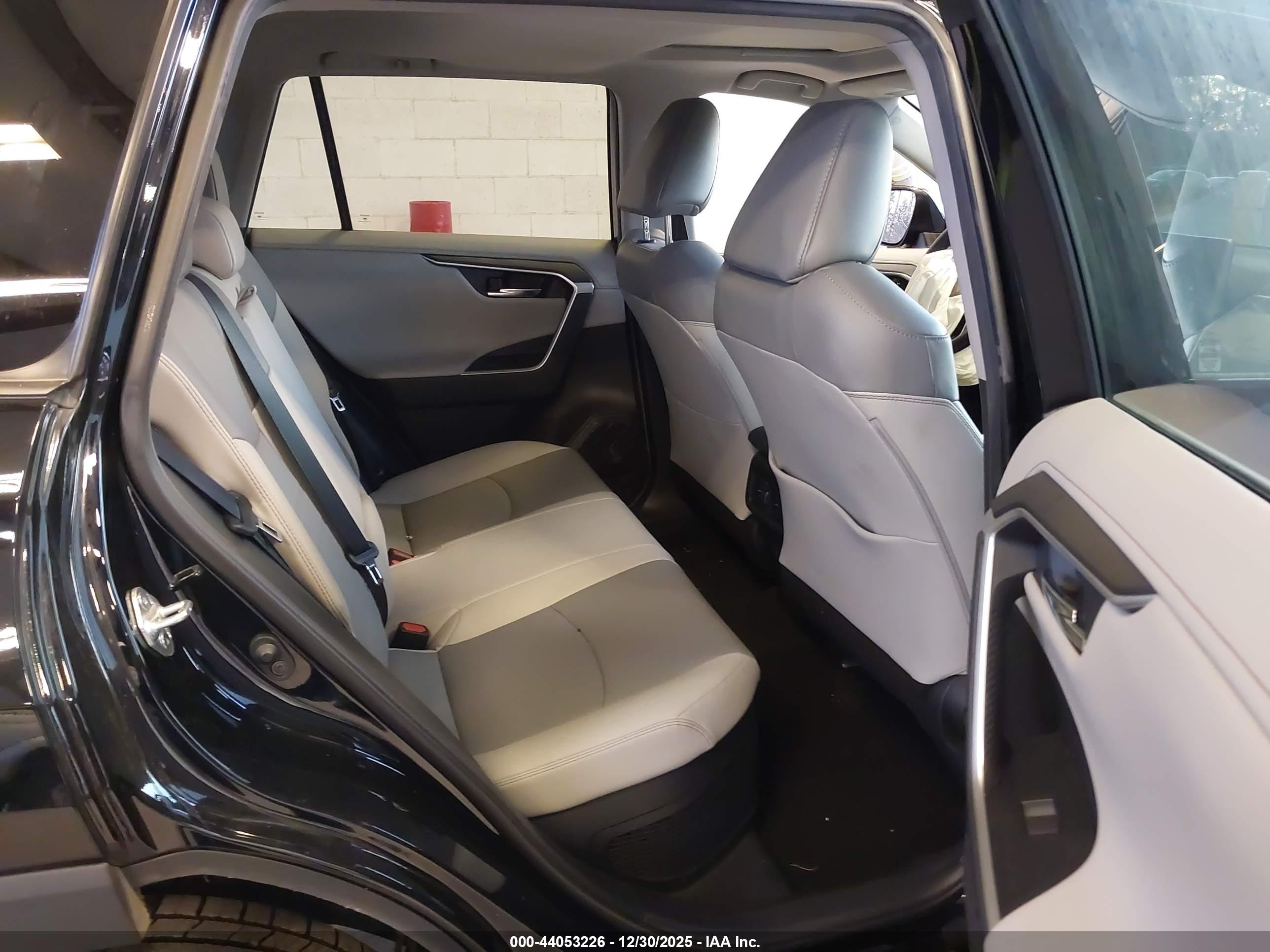 TOYOTA RAV4 image 8
