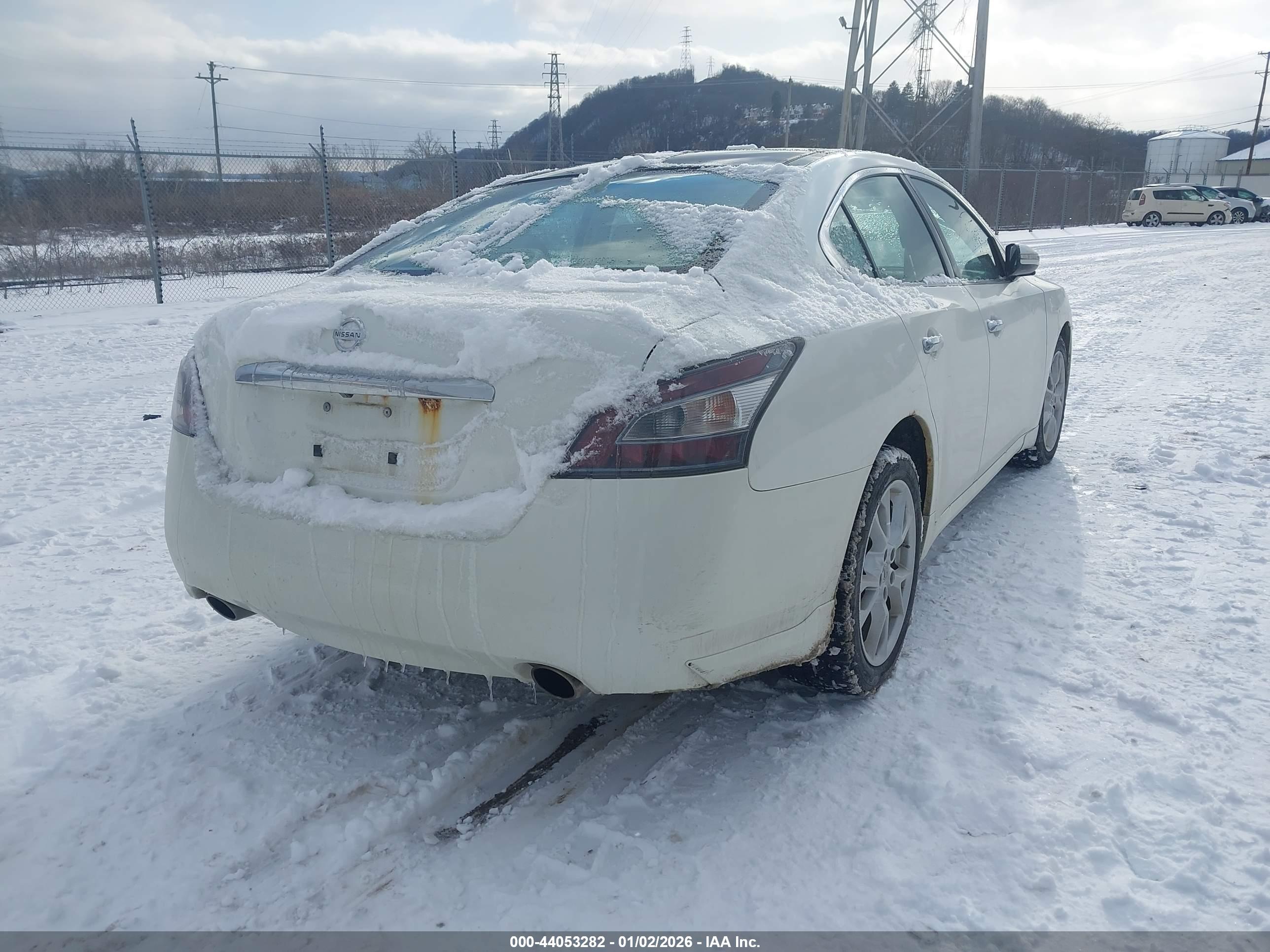 NISSAN MAXIMA image 4