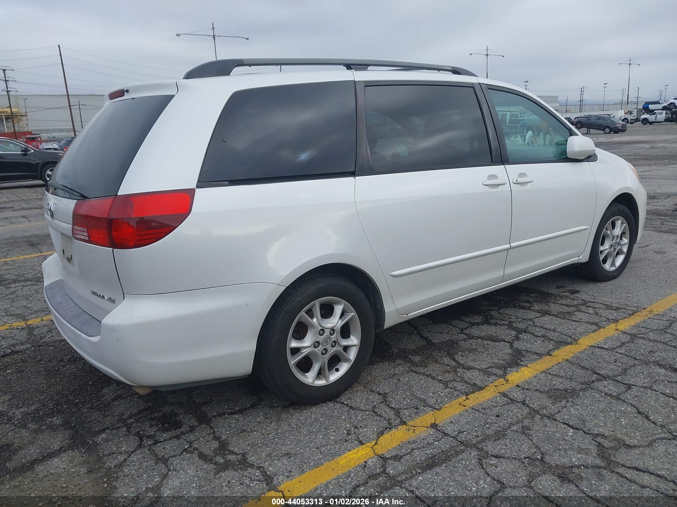 TOYOTA SIENNA image 4