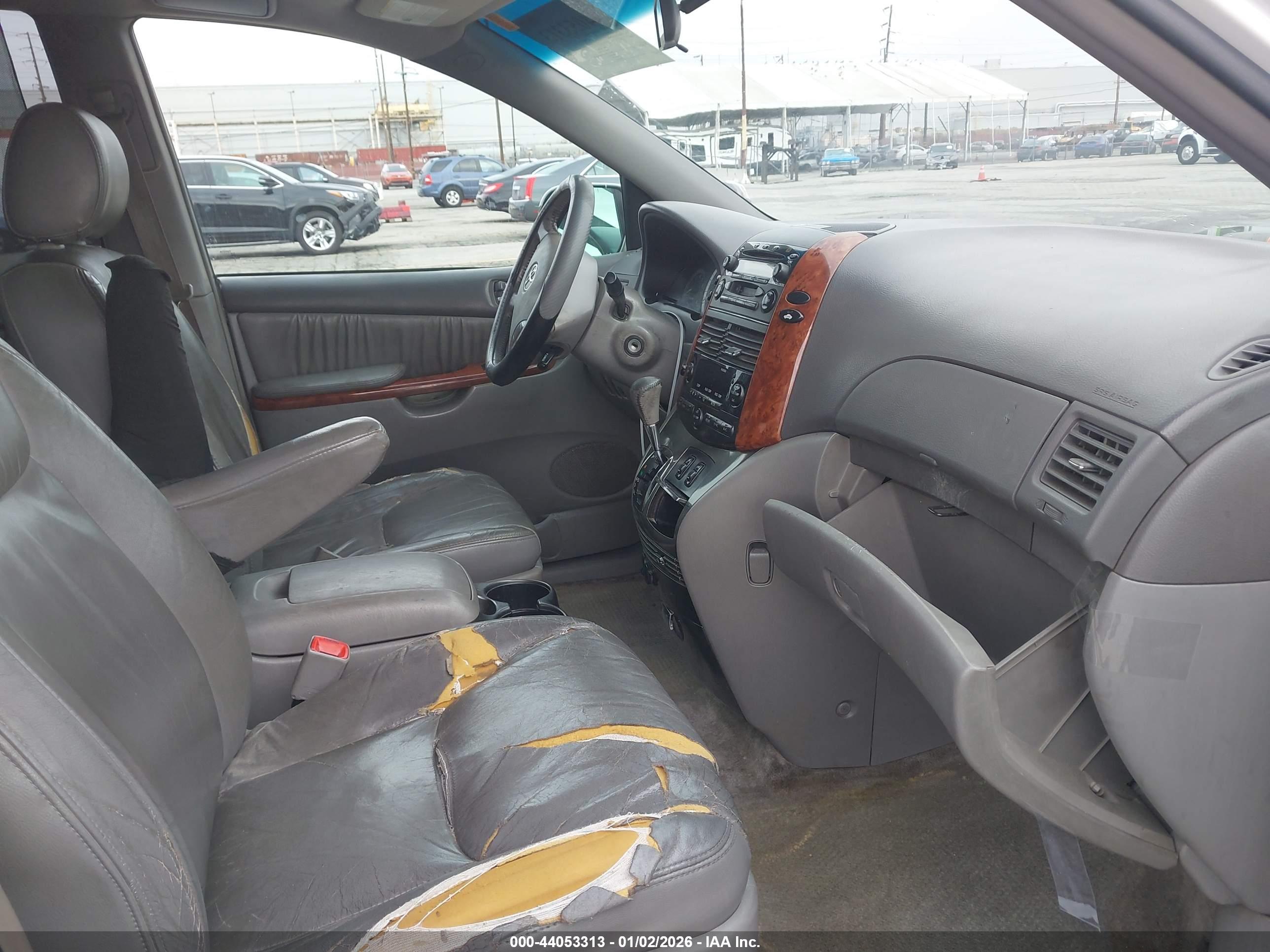 TOYOTA SIENNA image 5