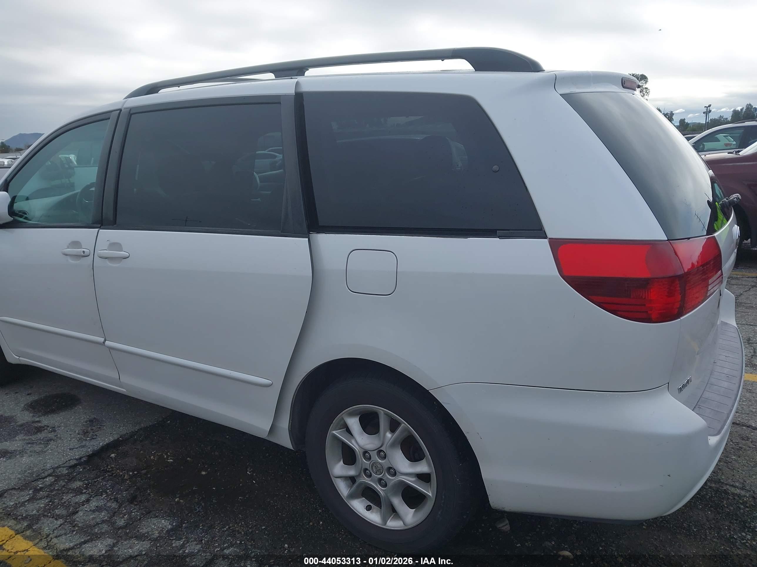 TOYOTA SIENNA image 6