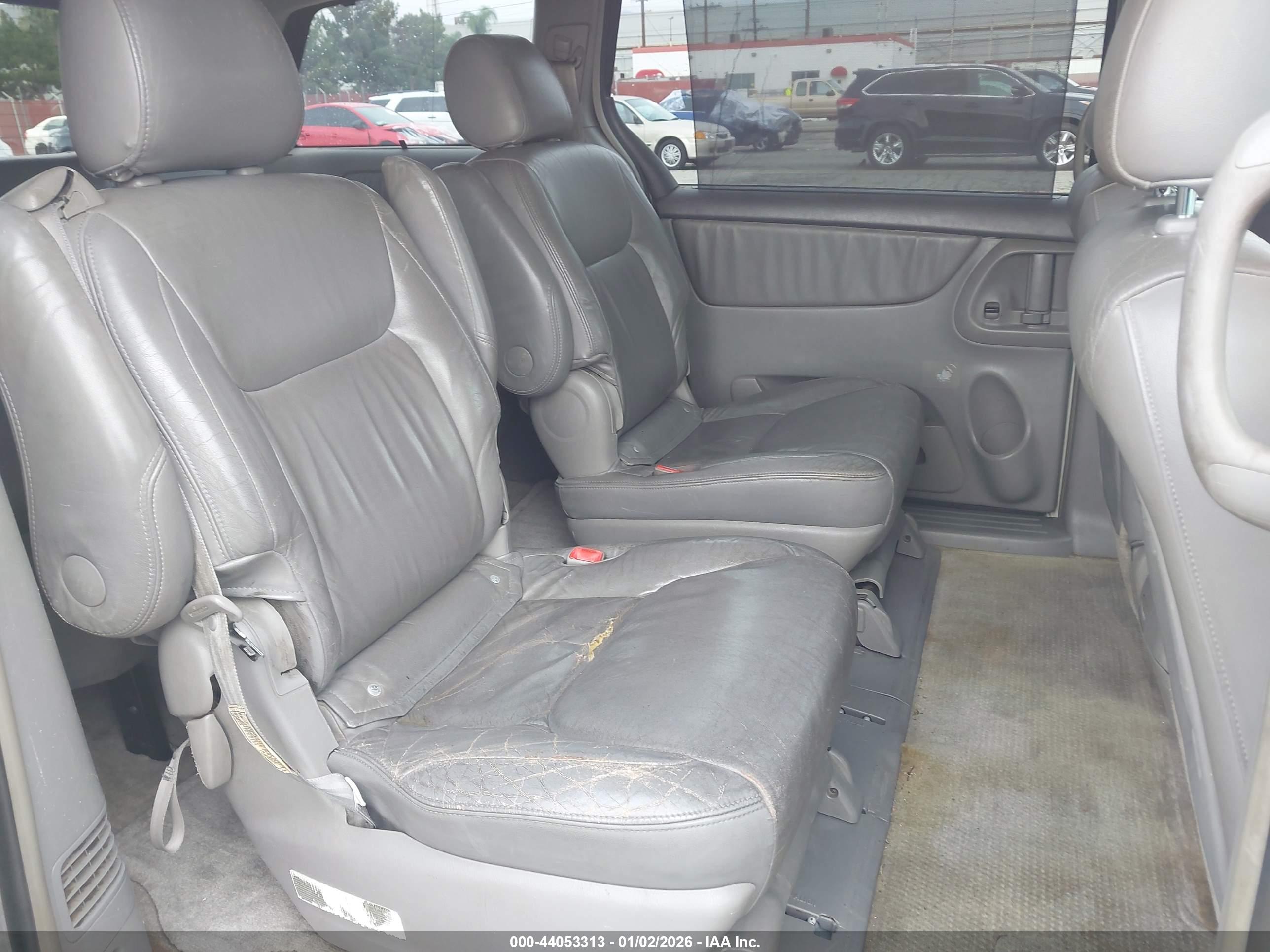 TOYOTA SIENNA image 8