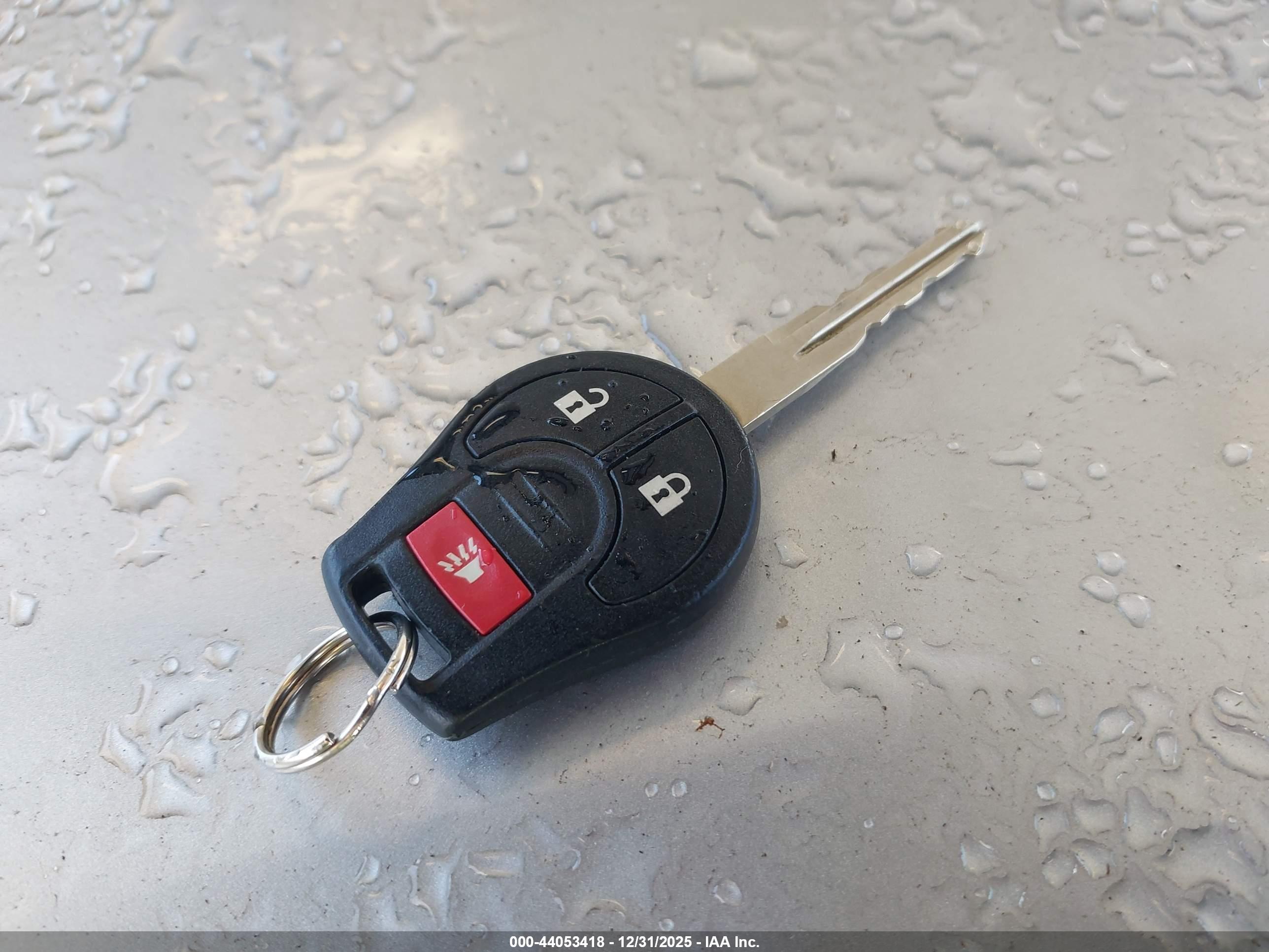 NISSAN VERSA image 11