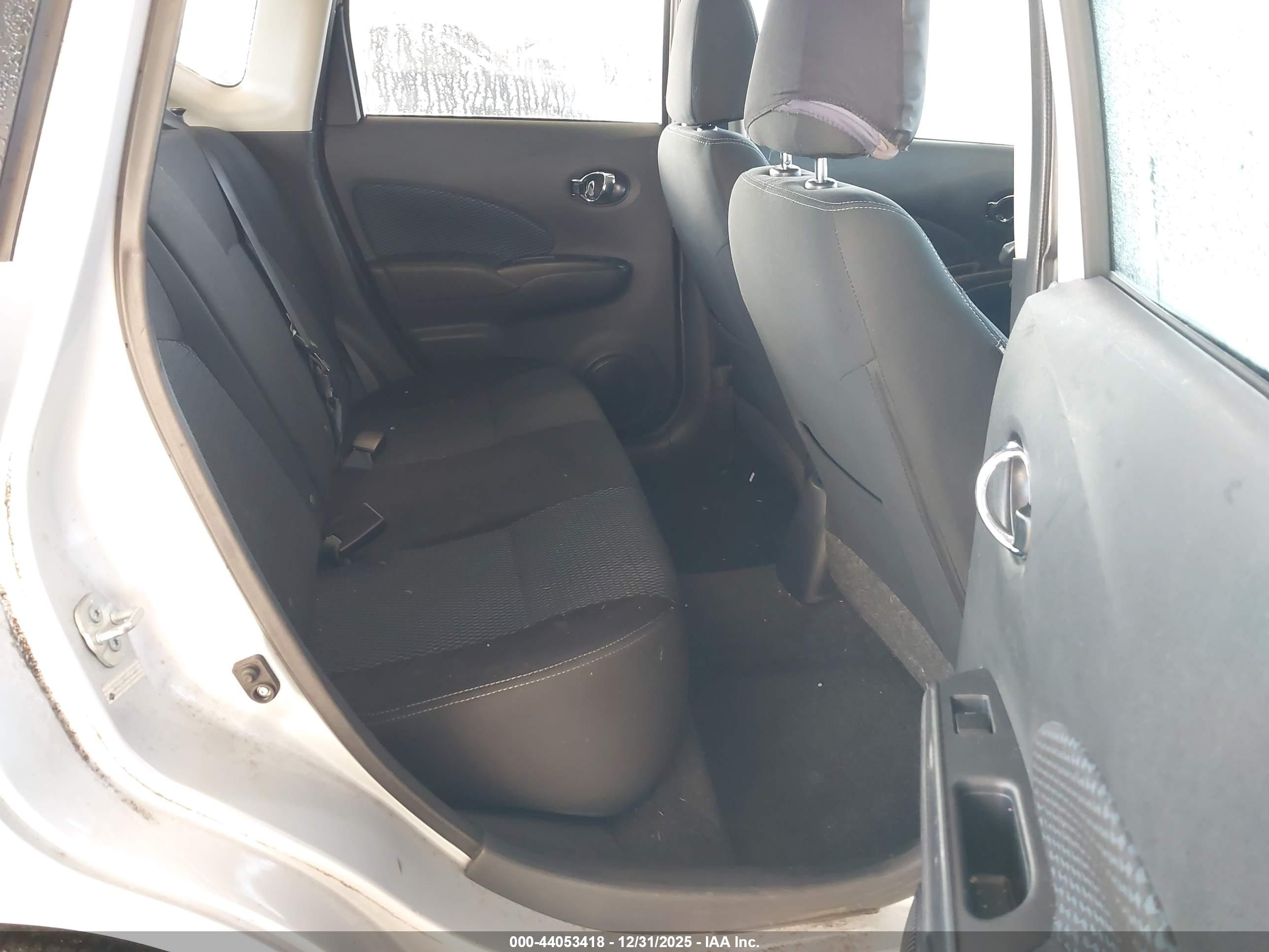 NISSAN VERSA image 8