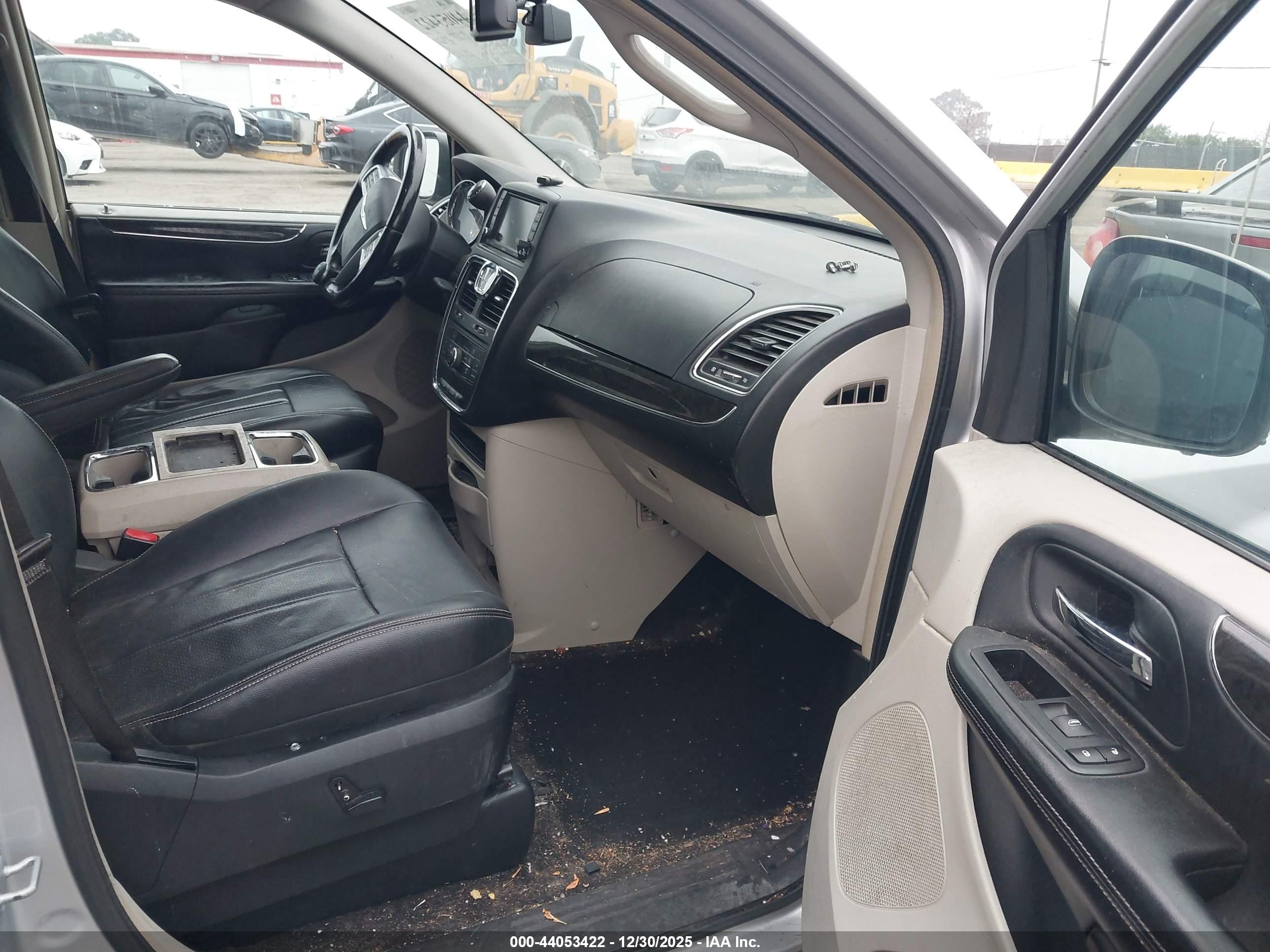 CHRYSLER TOWN image 5