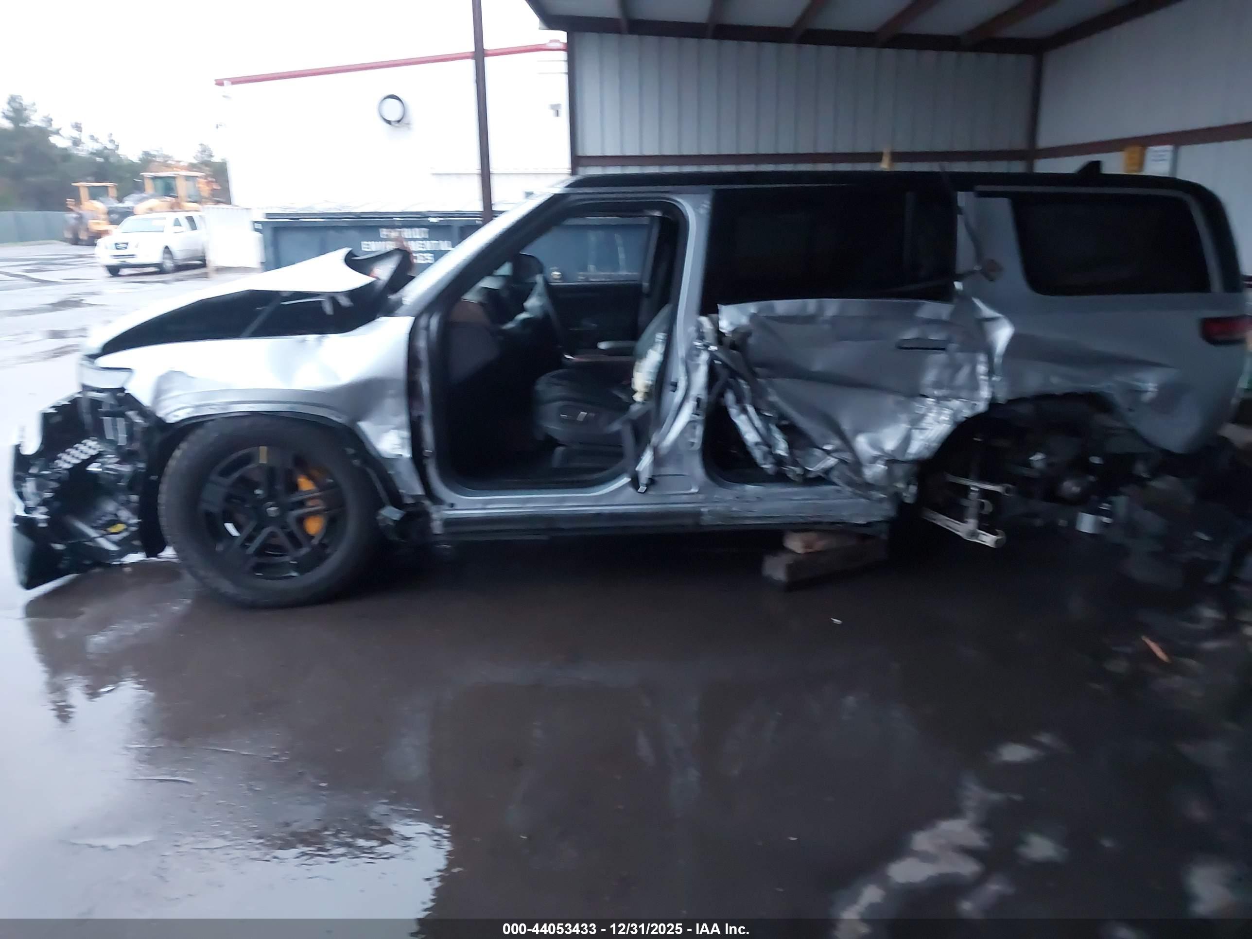 RIVIAN R1S image 6