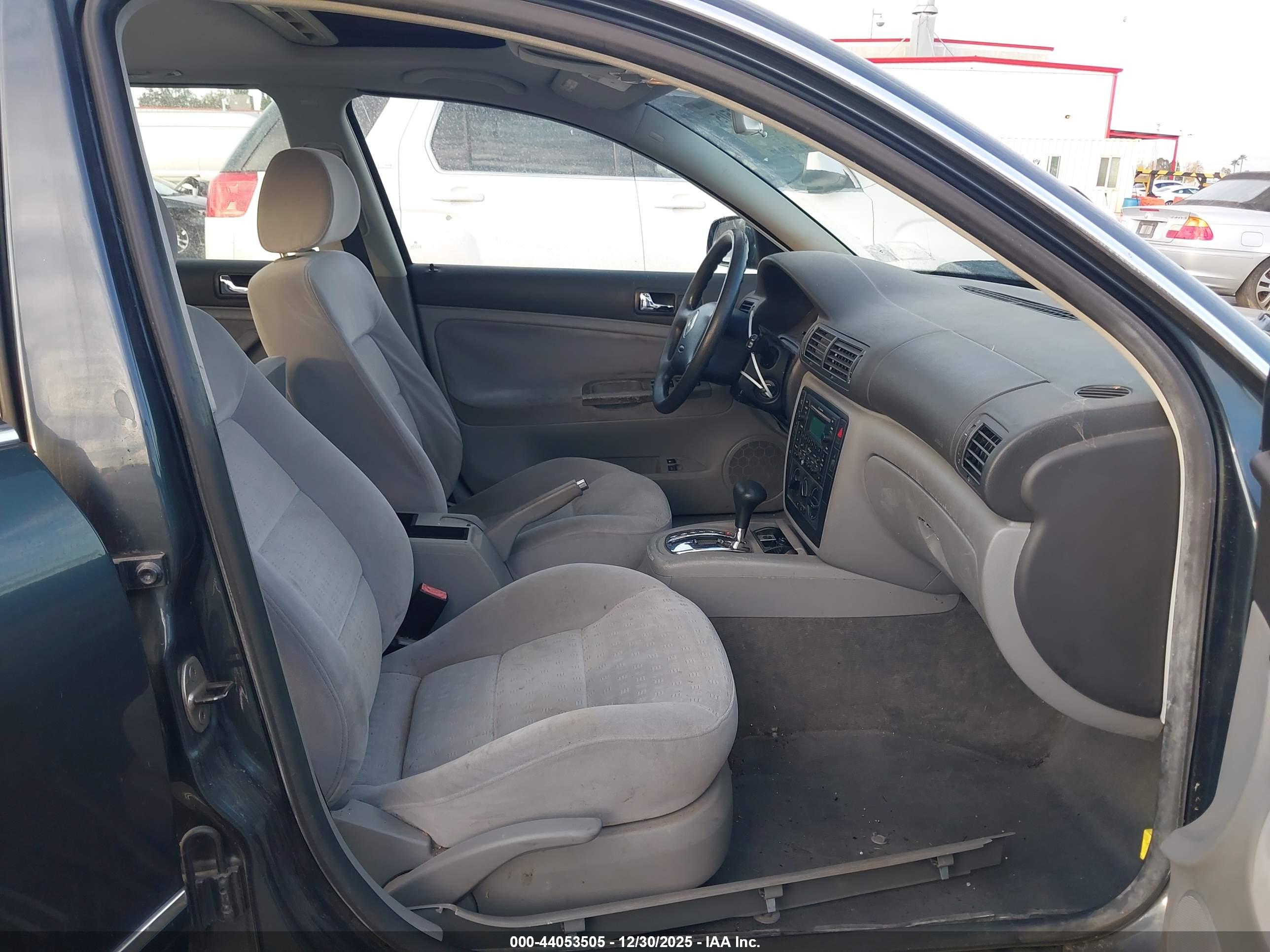 VOLKSWAGEN PASSAT image 5