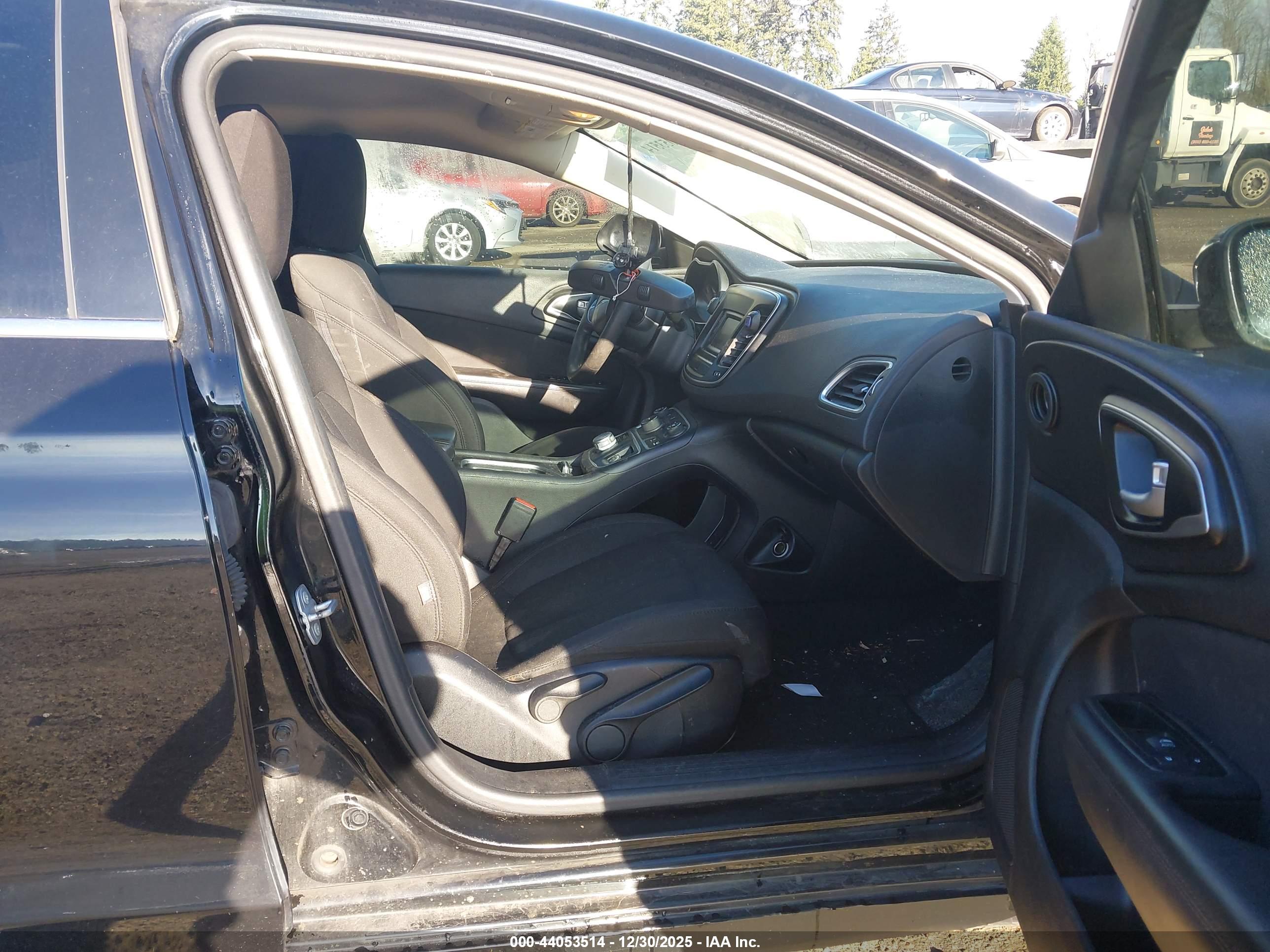 CHRYSLER 200 image 5