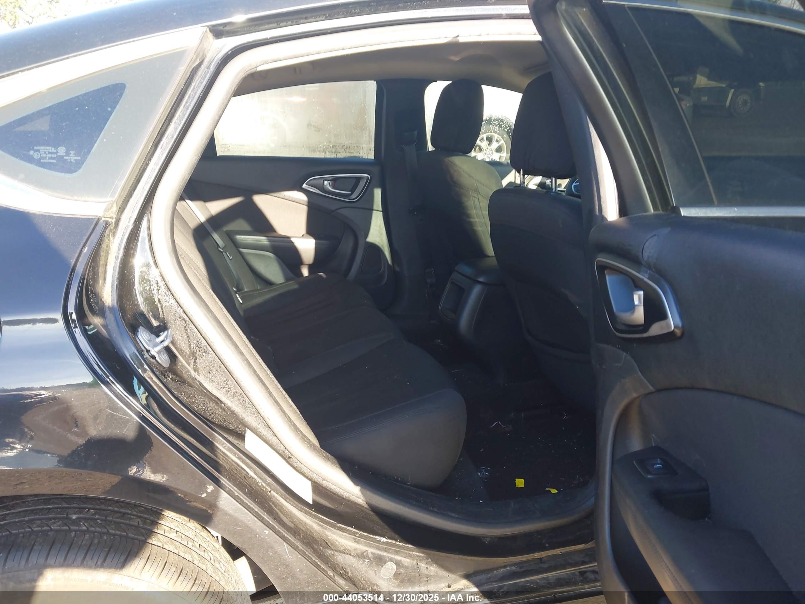 CHRYSLER 200 image 8