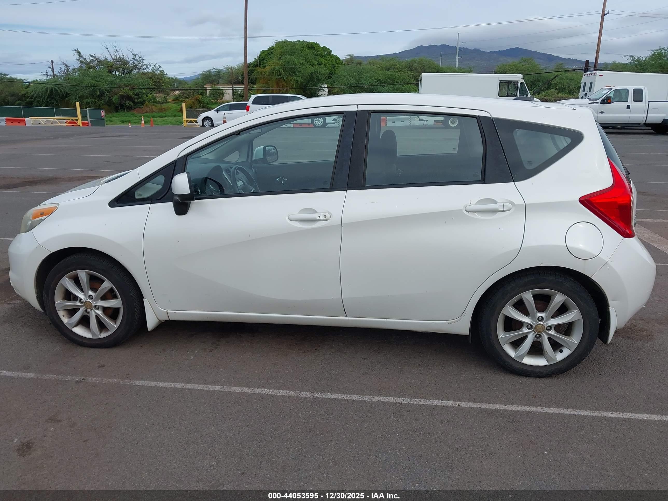 NISSAN VERSA image 6