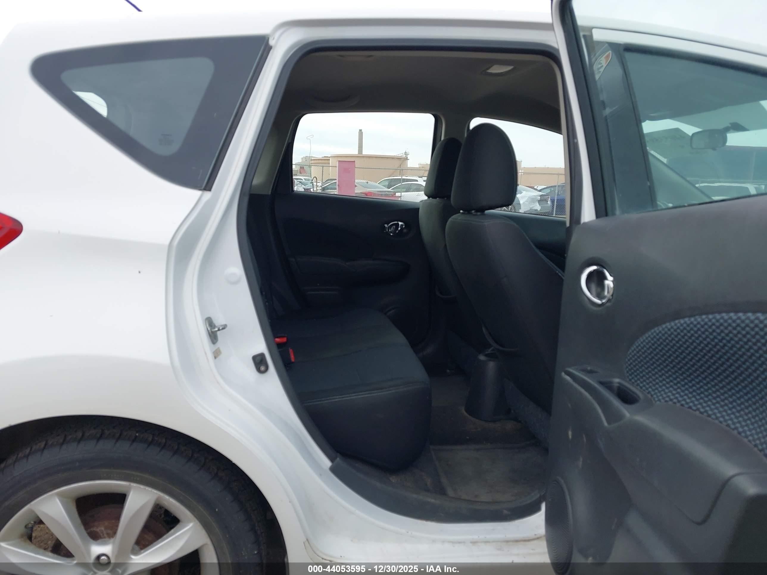 NISSAN VERSA image 8