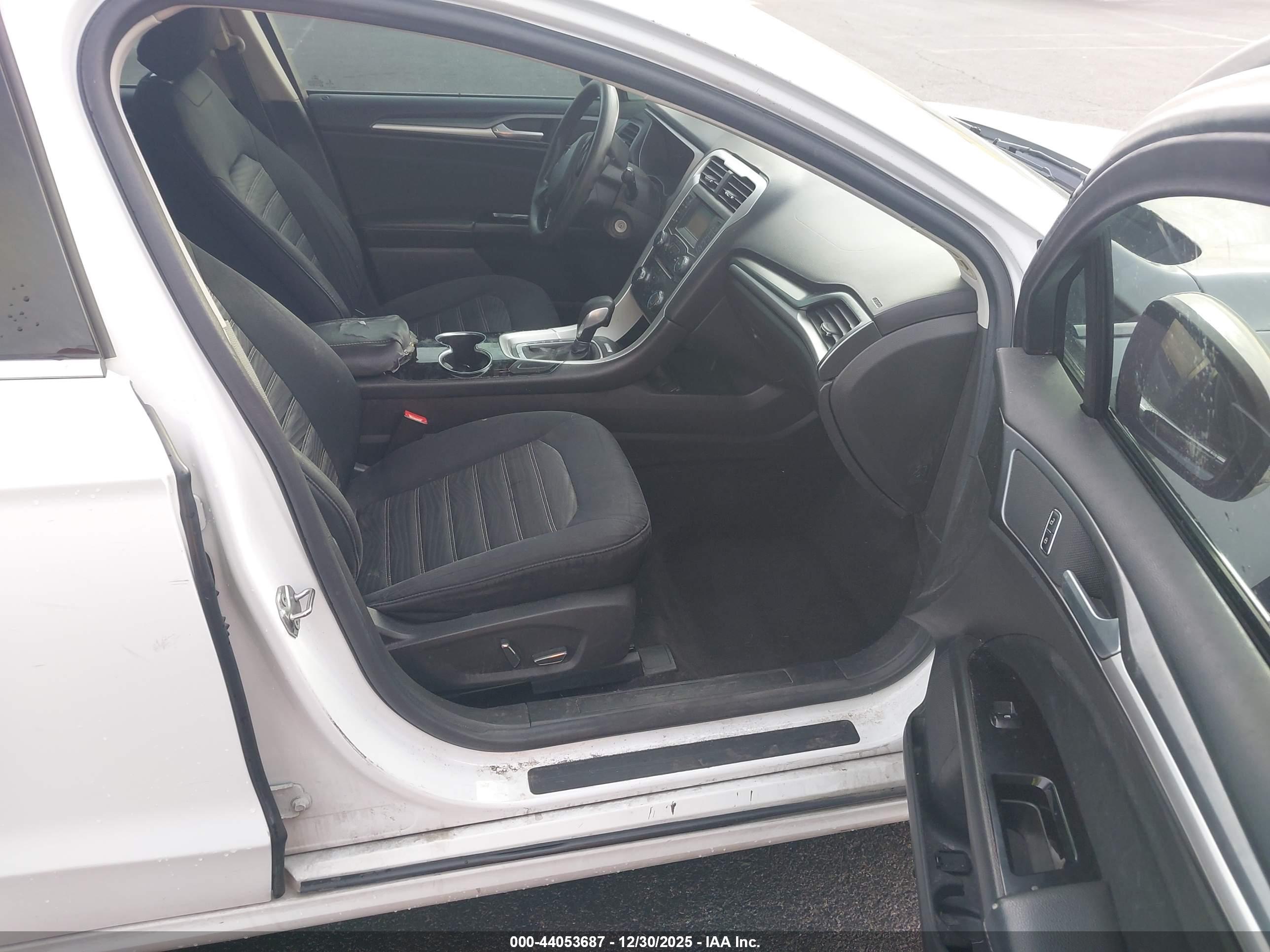 FORD FUSION image 5