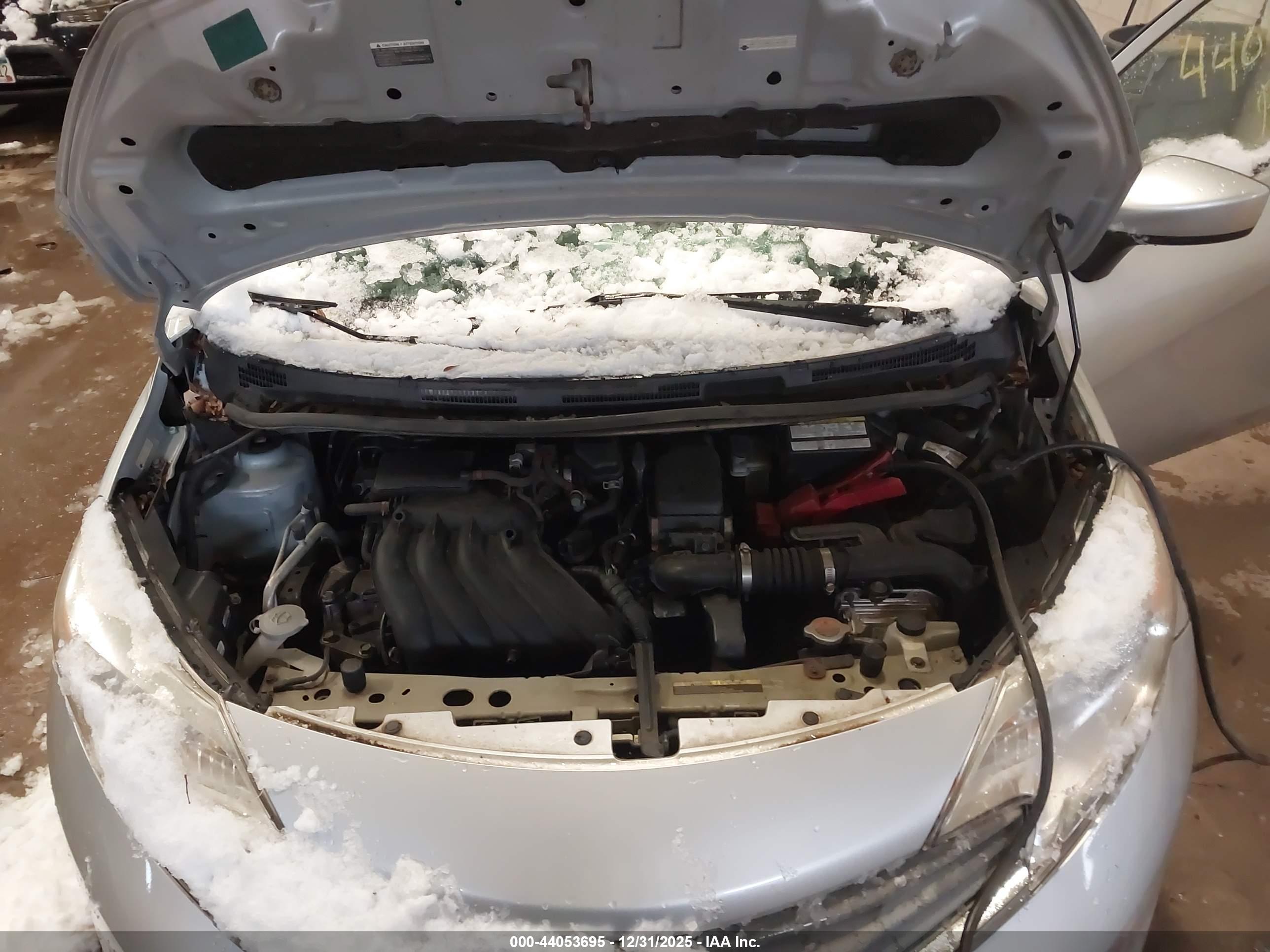 NISSAN VERSA image 10
