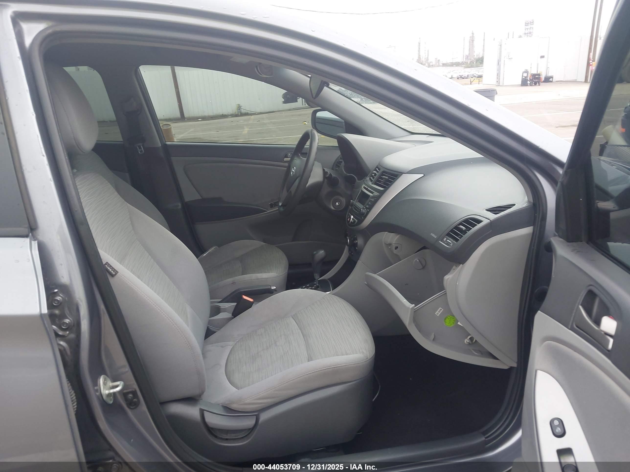 HYUNDAI ACCENT image 5