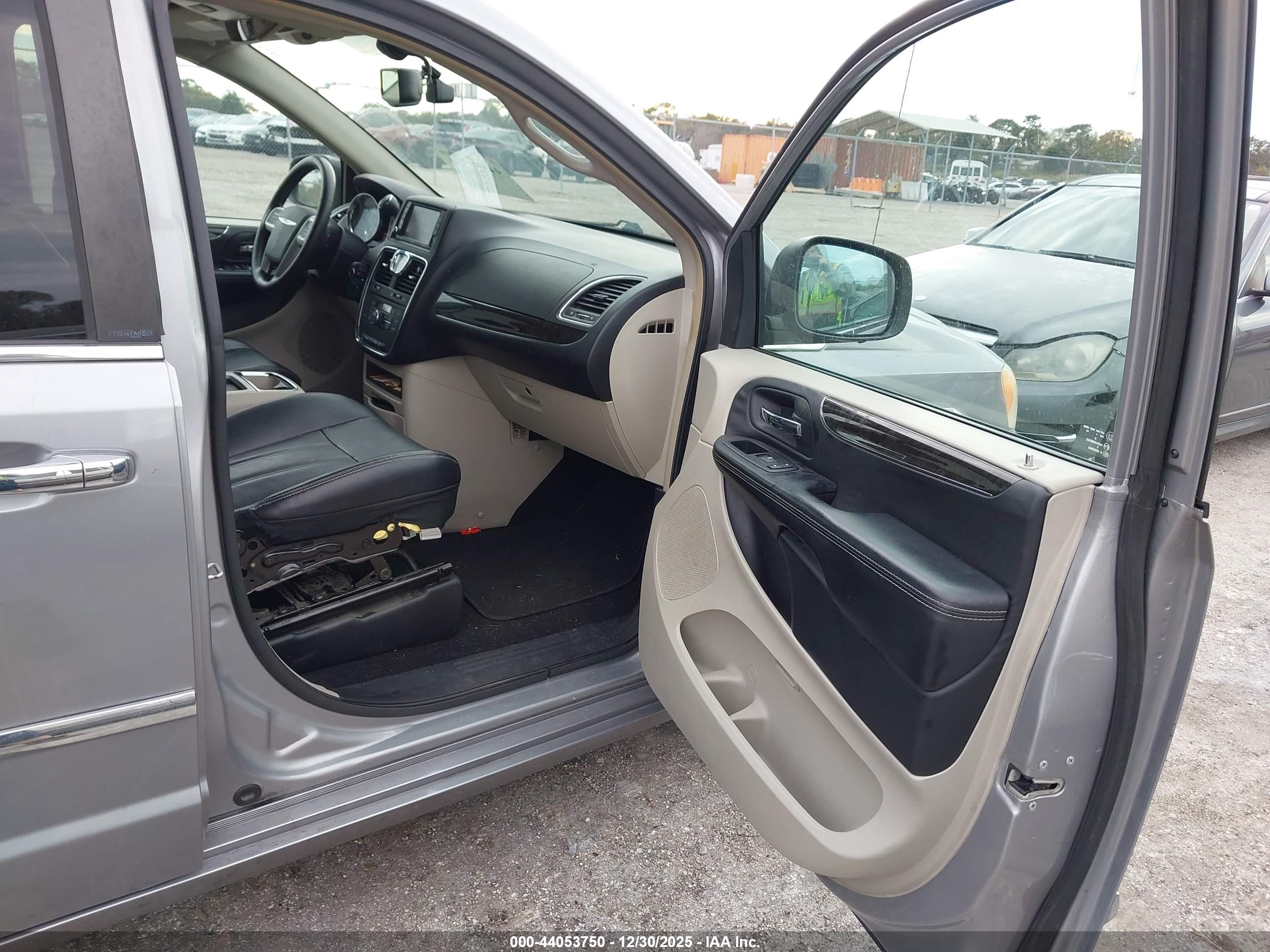 CHRYSLER TOWN image 5