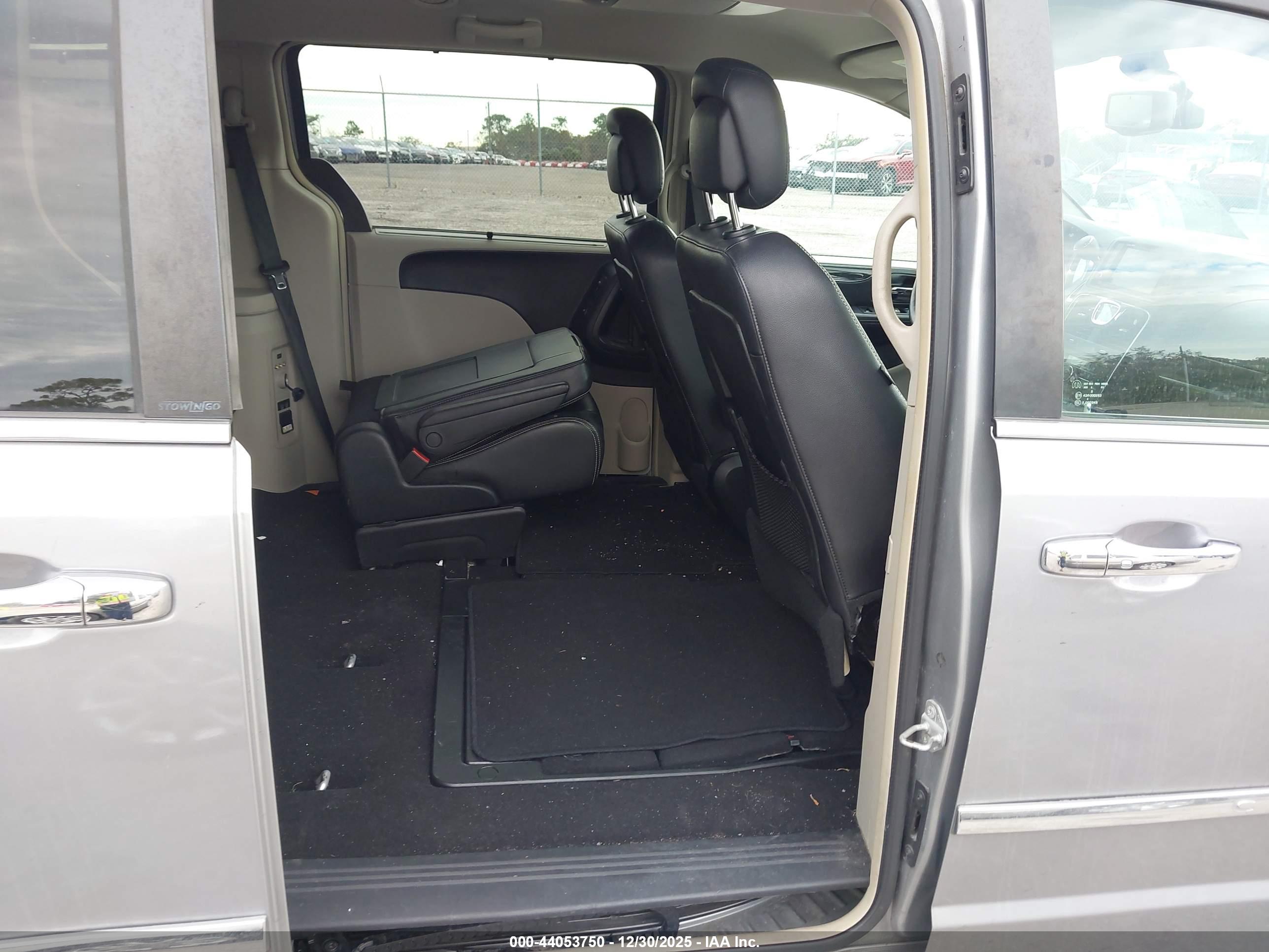 CHRYSLER TOWN image 8